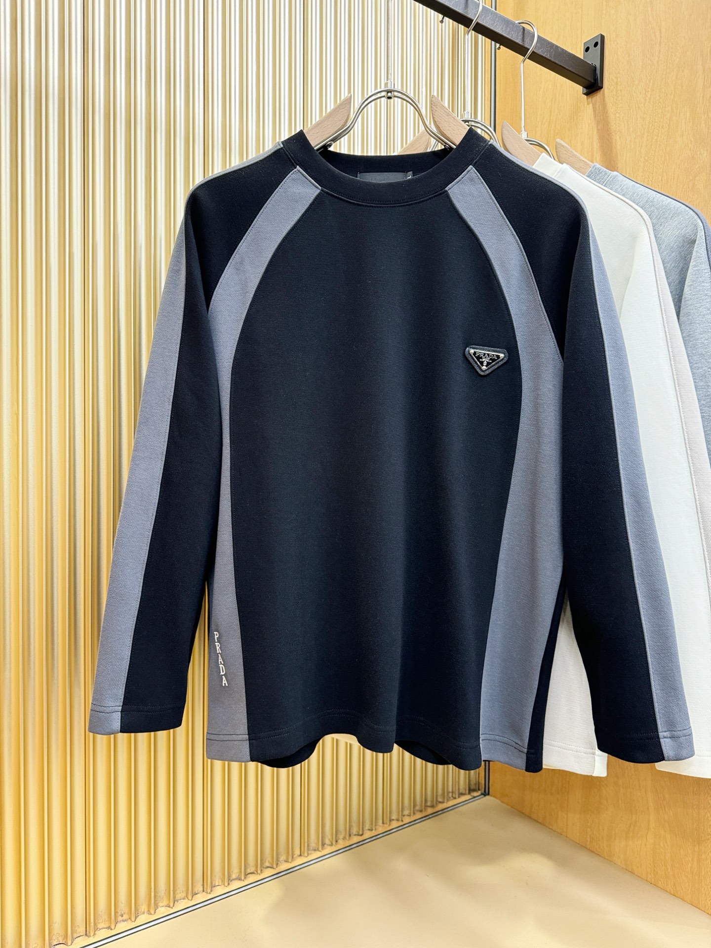 PRADA 普拉达 2025ss秋冬新品 长袖上衣，经典Logo设计，百搭款 官网同步发售 定制面料，柔