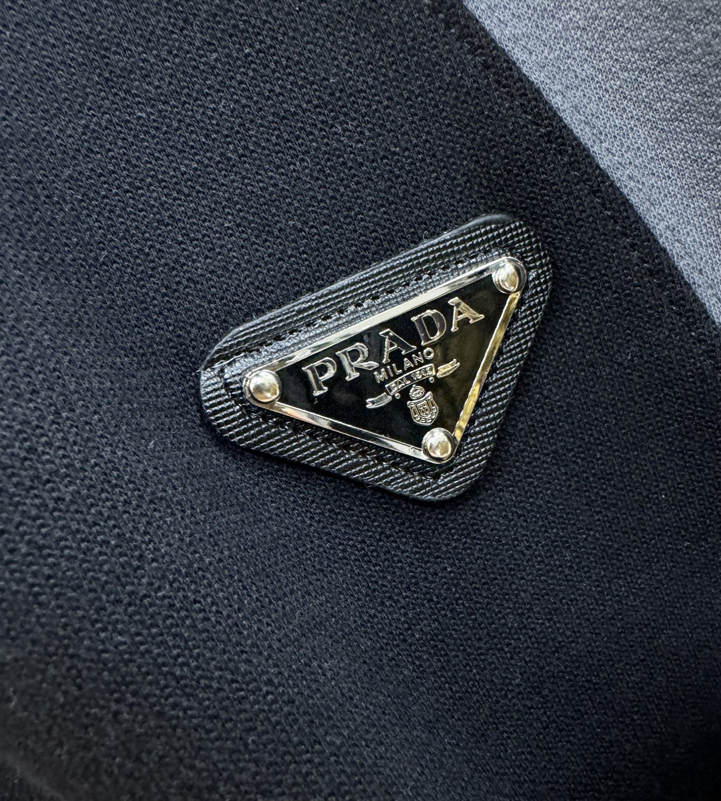 PRADA 普拉达 2025ss秋冬新品 长袖上衣，经典Logo设计，百搭款 官网同步发售 定制面料，柔