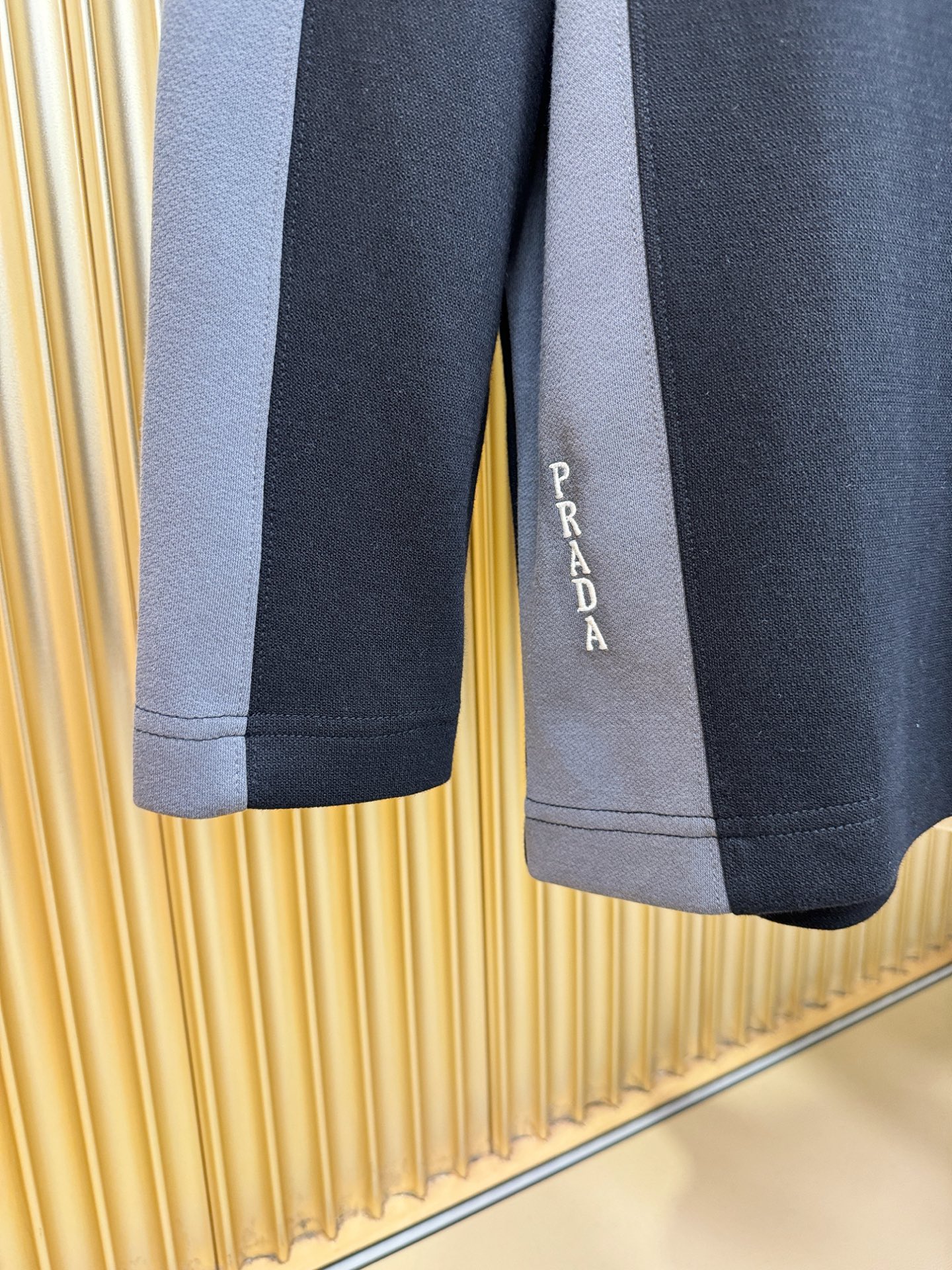 PRADA 普拉达 2025ss秋冬新品 长袖上衣，经典Logo设计，百搭款 官网同步发售 定制面料，柔