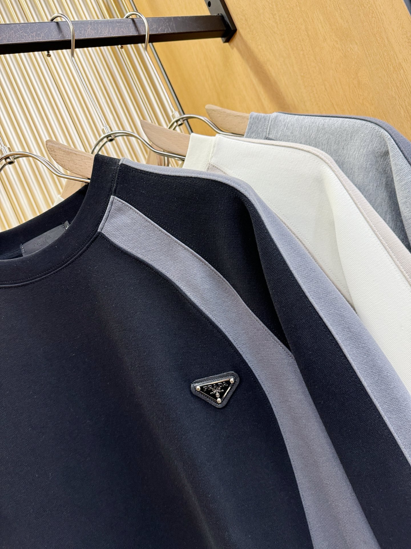 PRADA 普拉达 2025ss秋冬新品 长袖上衣，经典Logo设计，百搭款 官网同步发售 定制面料，柔