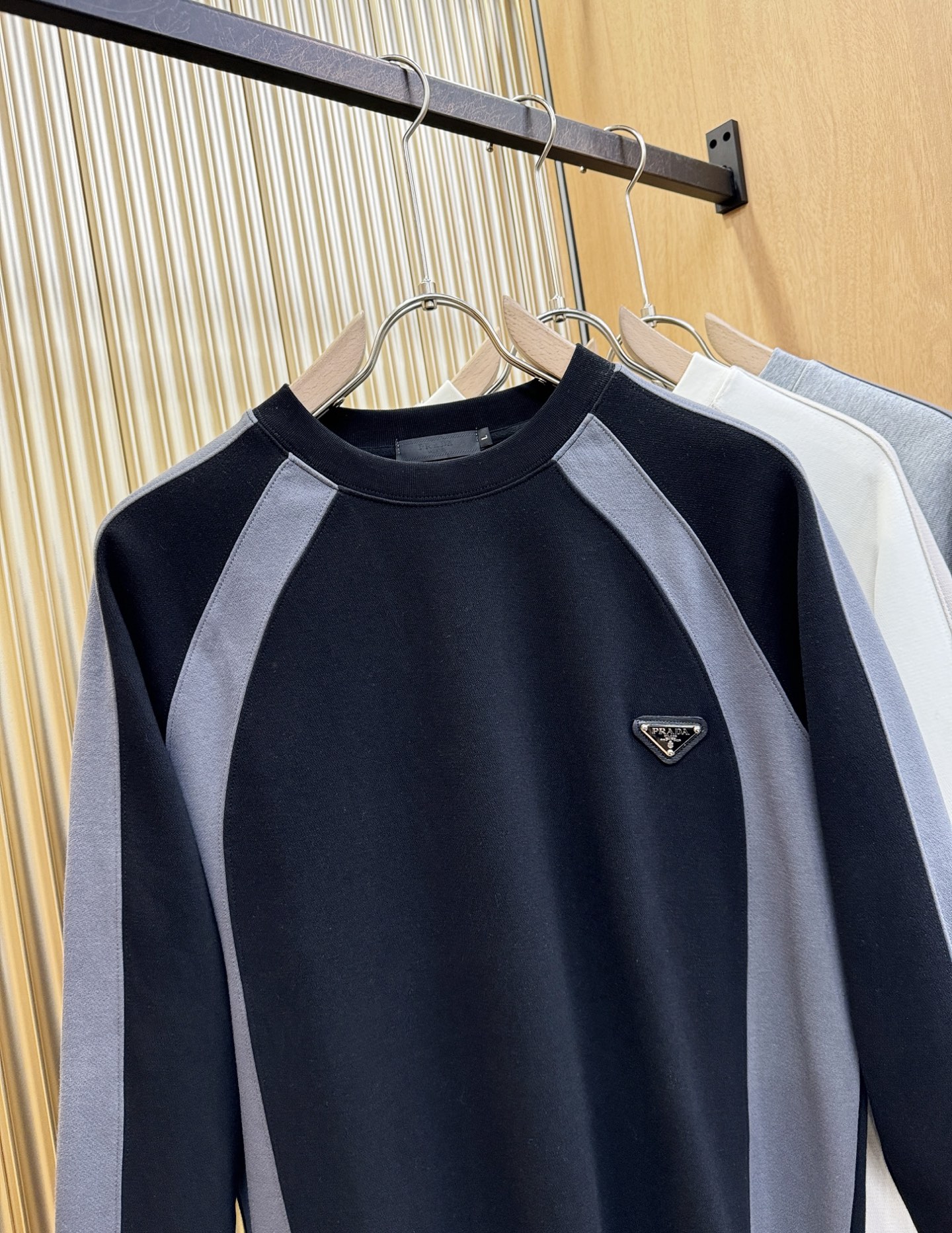 PRADA 普拉达 2025ss秋冬新品 长袖上衣，经典Logo设计，百搭款 官网同步发售 定制面料，柔