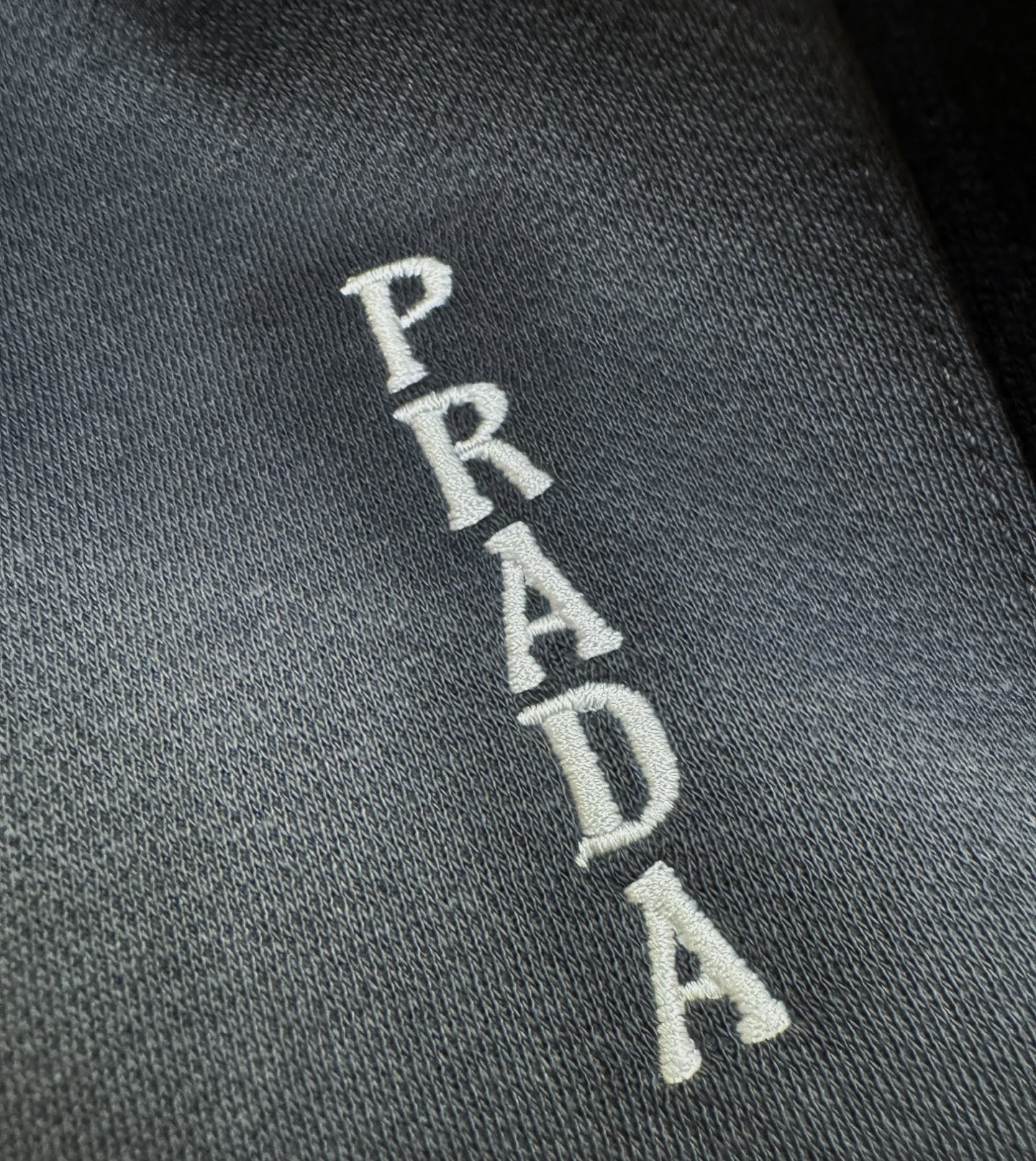 PRADA 普拉达 2025ss秋冬新品 长袖上衣，经典Logo设计，百搭款 官网同步发售 定制面料，柔