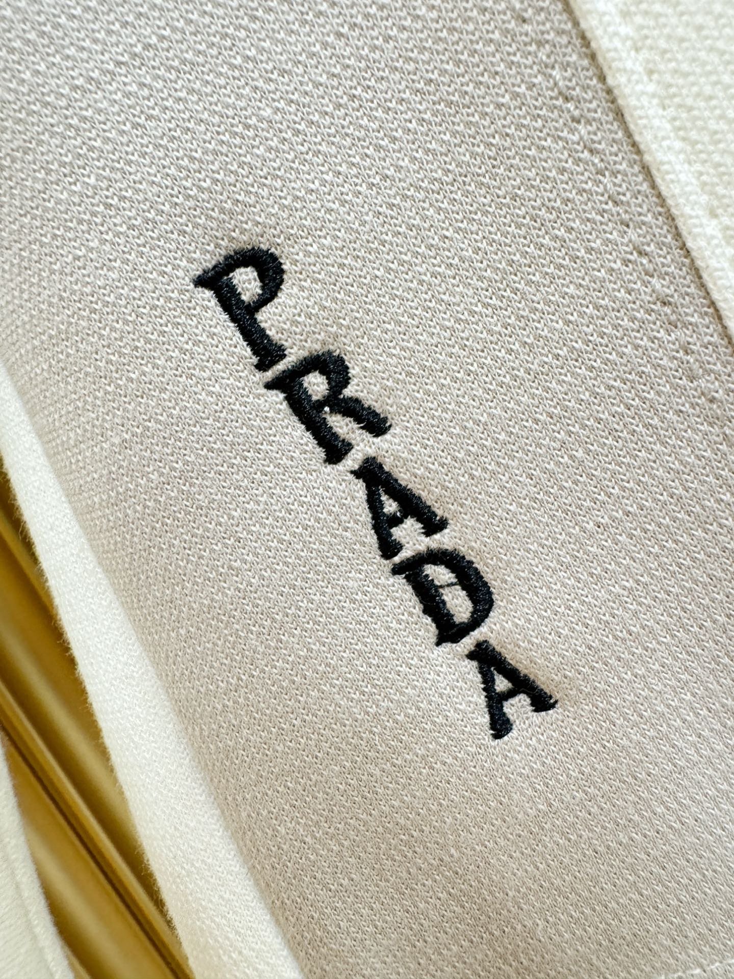 PRADA 普拉达 2025ss秋冬新品 长袖上衣，经典Logo设计，百搭款 官网同步发售 定制面料，柔