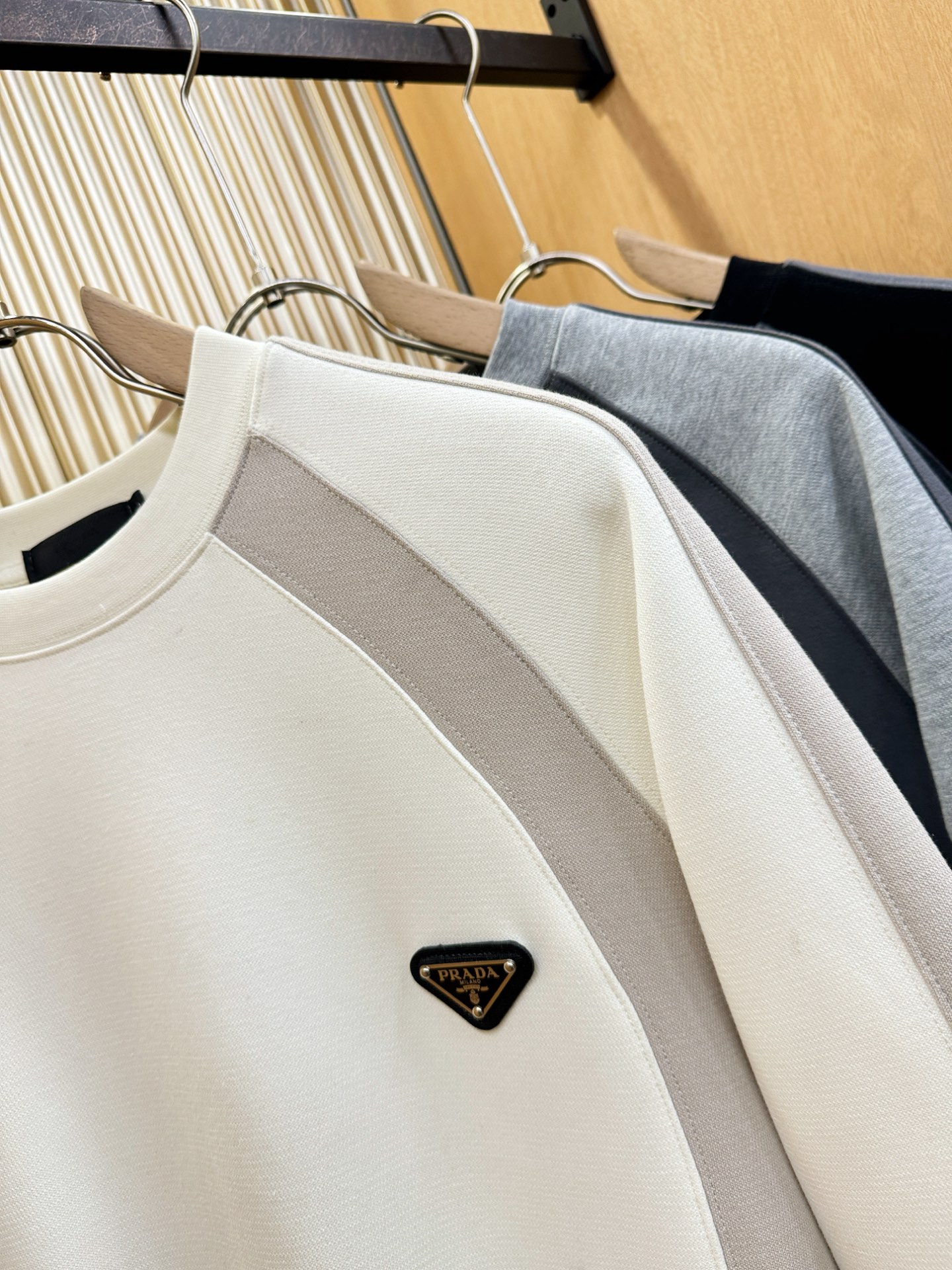 PRADA 普拉达 2025ss秋冬新品 长袖上衣，经典Logo设计，百搭款 官网同步发售 定制面料，柔