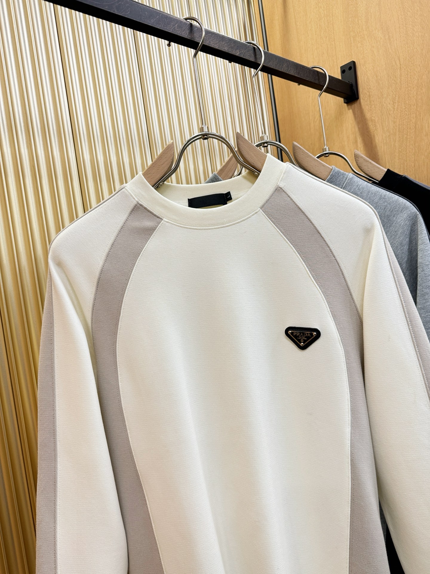 PRADA 普拉达 2025ss秋冬新品 长袖上衣，经典Logo设计，百搭款 官网同步发售 定制面料，柔