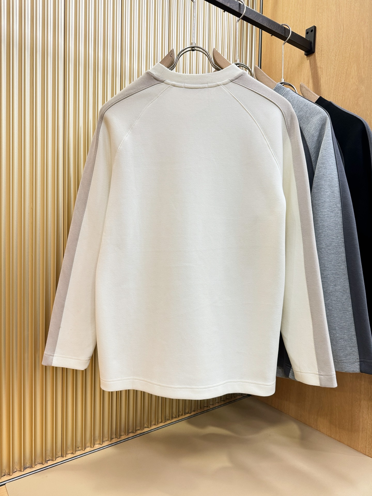 PRADA 普拉达 2025ss秋冬新品 长袖上衣，经典Logo设计，百搭款 官网同步发售 定制面料，柔