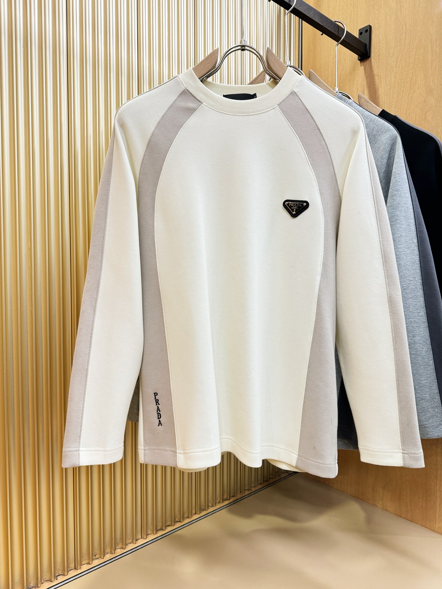 PRADA 普拉达 2025ss秋冬新品 长袖上衣，经典Logo设计，百搭款 官网同步发售 定制面料，柔