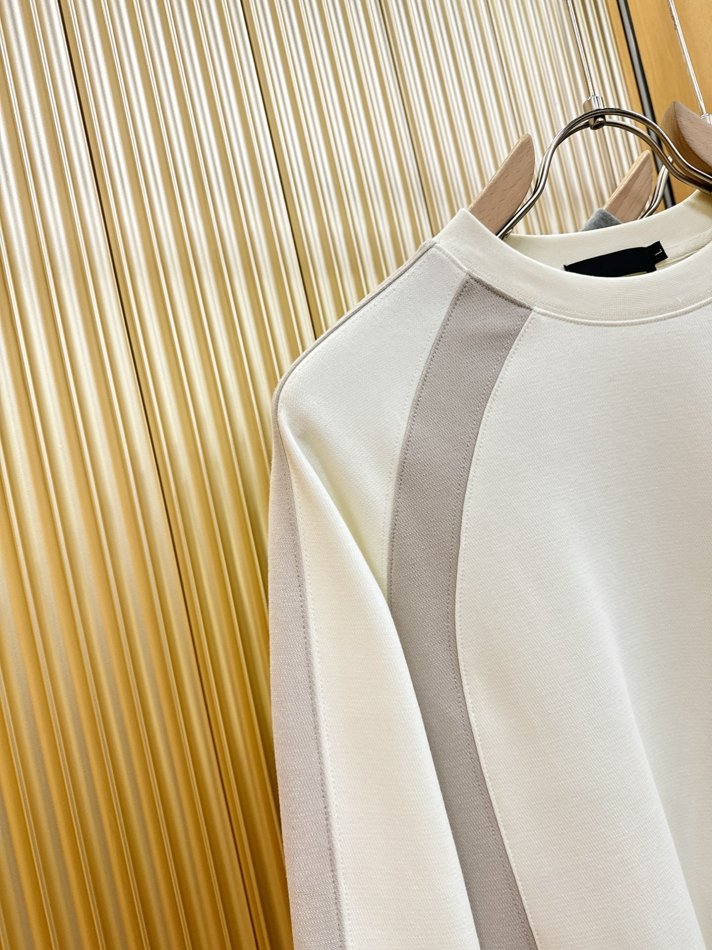 PRADA 普拉达 2025ss秋冬新品 长袖上衣，经典Logo设计，百搭款 官网同步发售 定制面料，柔