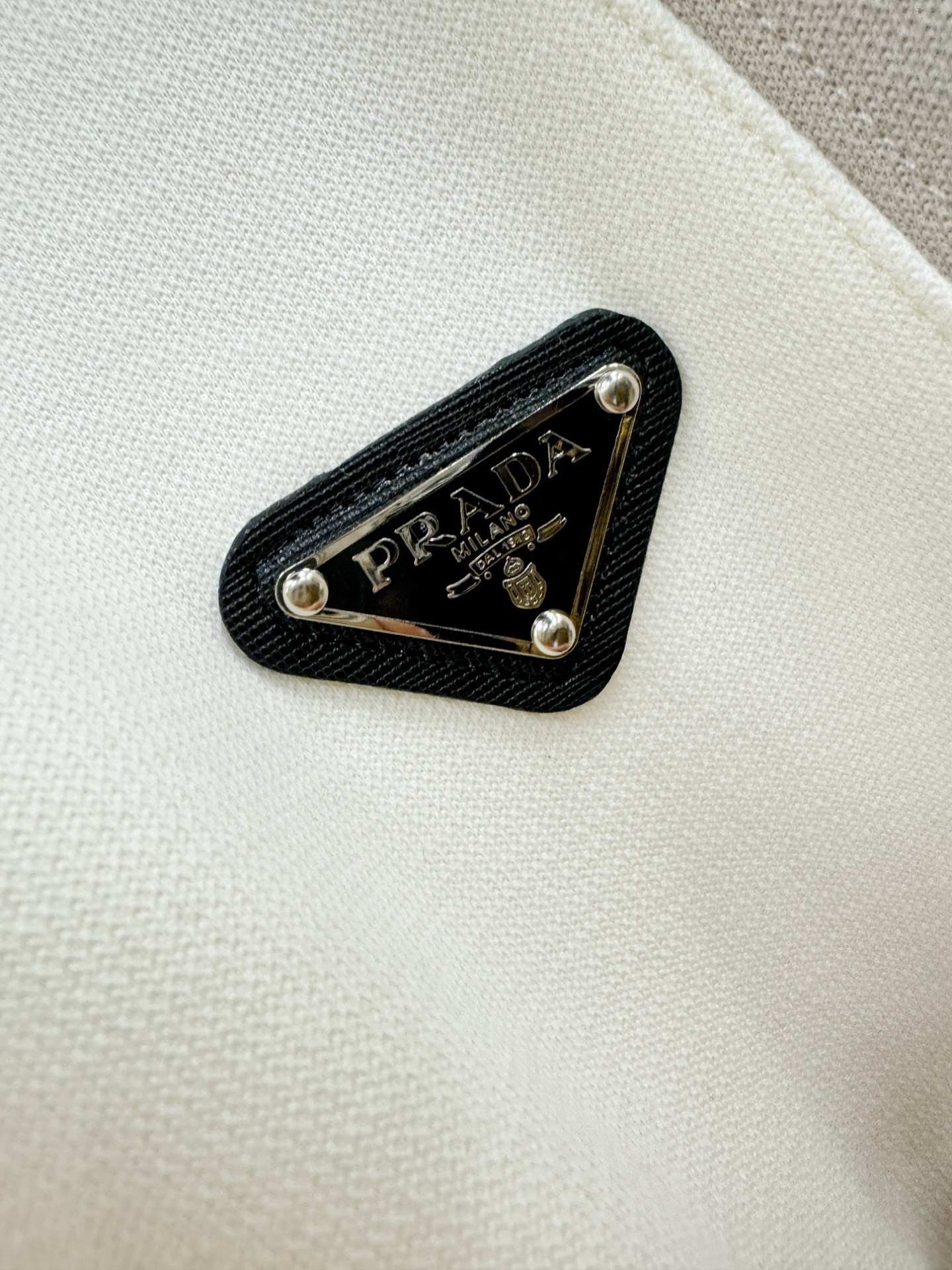 PRADA 普拉达 2025ss秋冬新品 长袖上衣，经典Logo设计，百搭款 官网同步发售 定制面料，柔