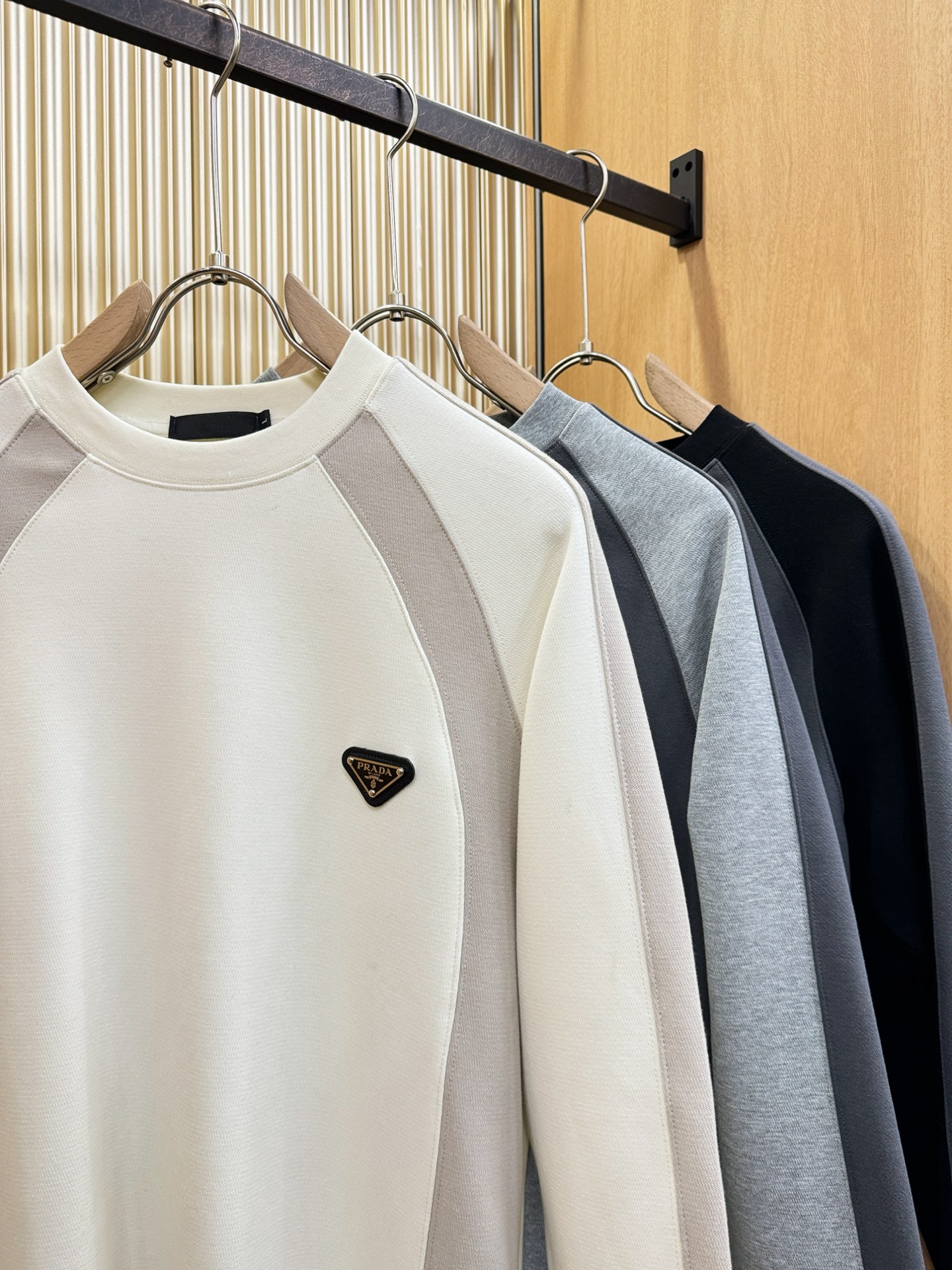 PRADA 普拉达 2025ss秋冬新品 长袖上衣，经典Logo设计，百搭款 官网同步发售 定制面料，柔