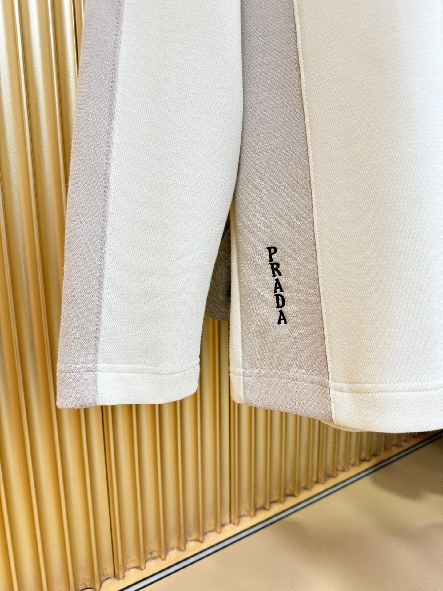 PRADA 普拉达 2025ss秋冬新品 长袖上衣，经典Logo设计，百搭款 官网同步发售 定制面料，柔