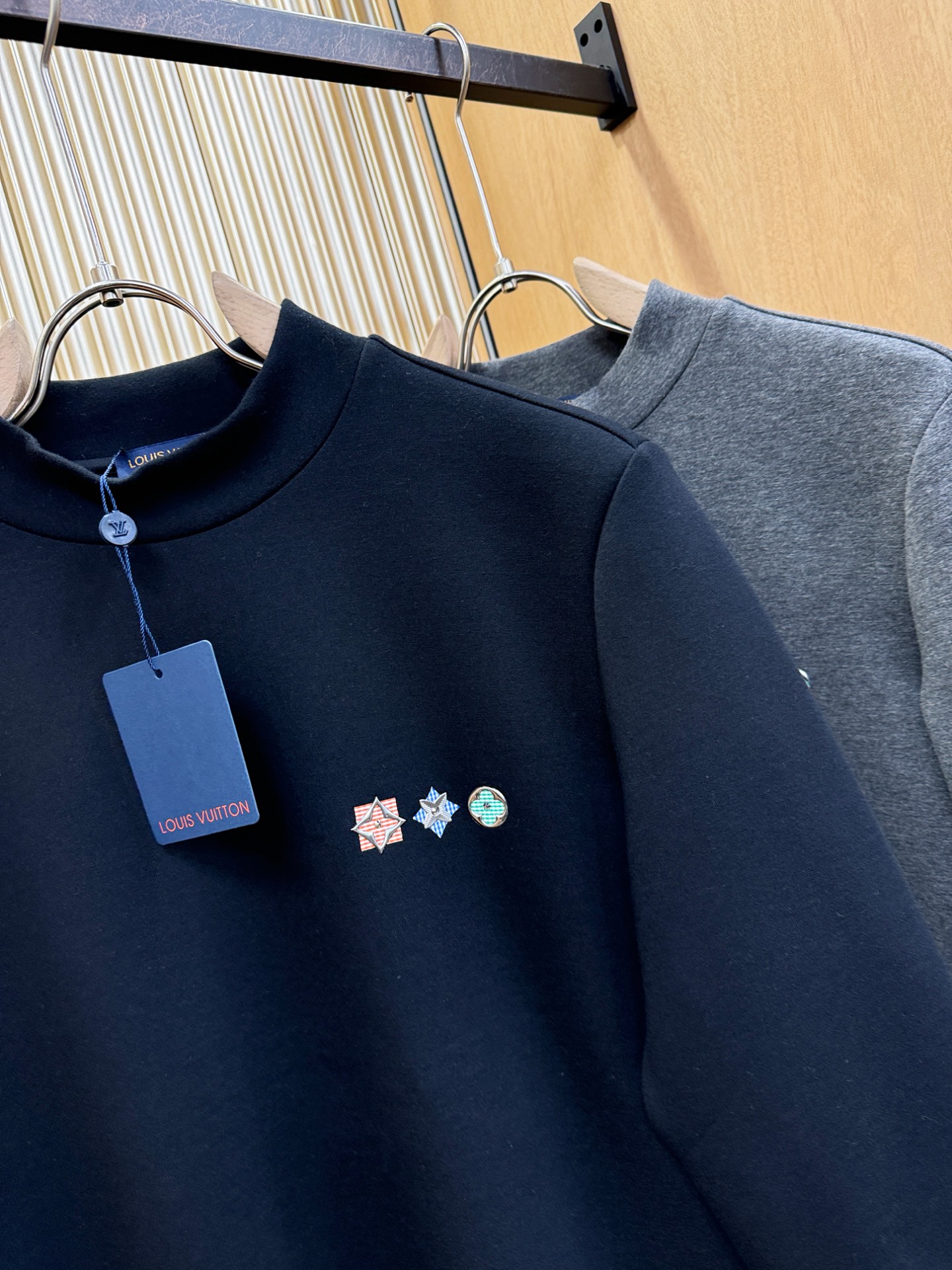 LV 2025ss秋冬新品 长袖T恤，经典Logo设计，百搭款 官网同步发售 定制面料，柔软细腻 舒适透