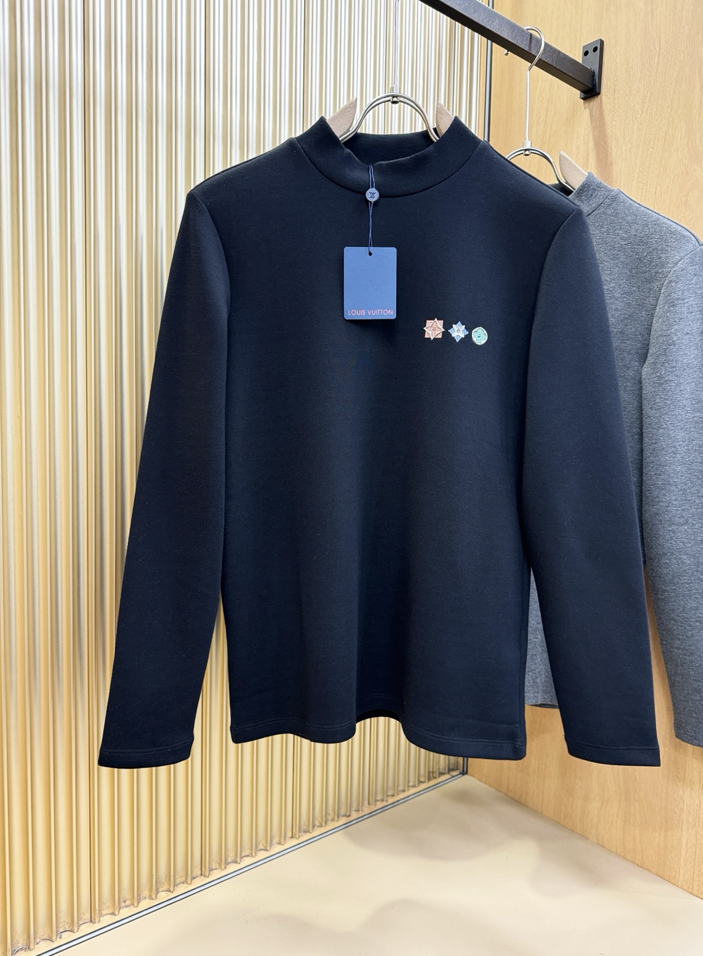 LV 2025ss秋冬新品 长袖T恤，经典Logo设计，百搭款 官网同步发售 定制面料，柔软细腻 舒适透