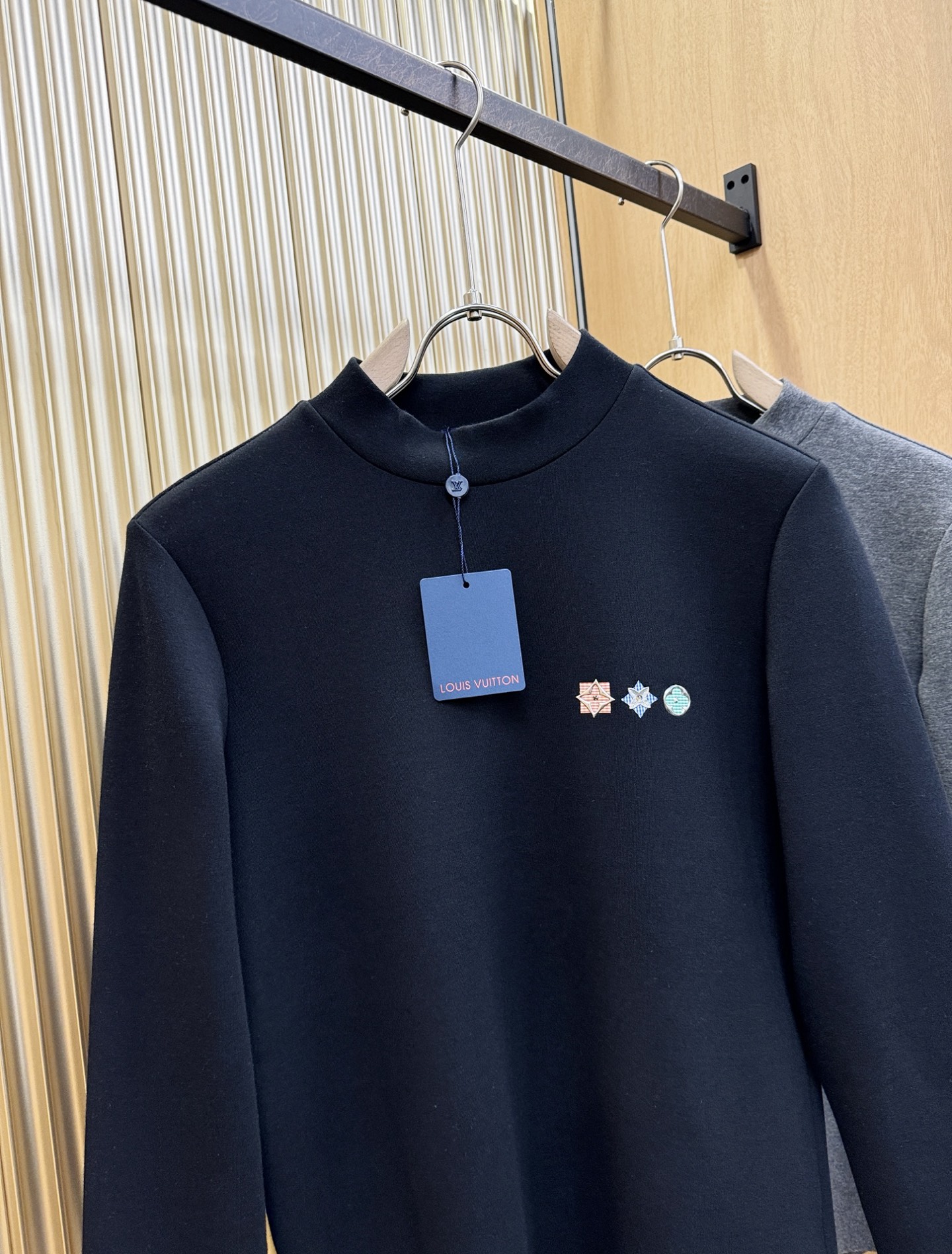 LV 2025ss秋冬新品 长袖T恤，经典Logo设计，百搭款 官网同步发售 定制面料，柔软细腻 舒适透