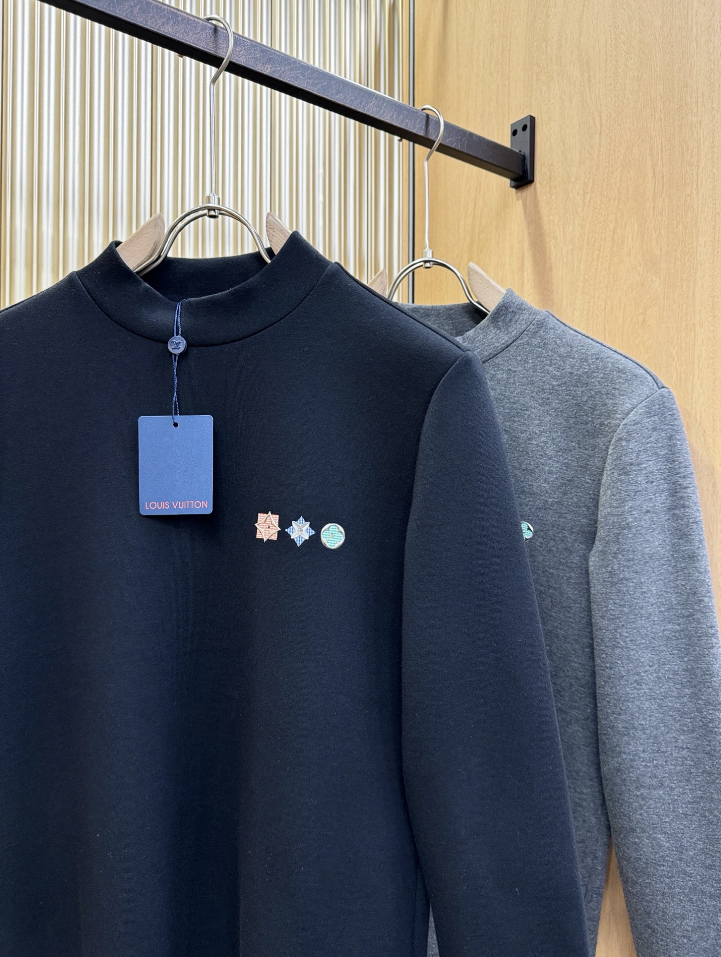 LV 2025ss秋冬新品 长袖T恤，经典Logo设计，百搭款 官网同步发售 定制面料，柔软细腻 舒适透