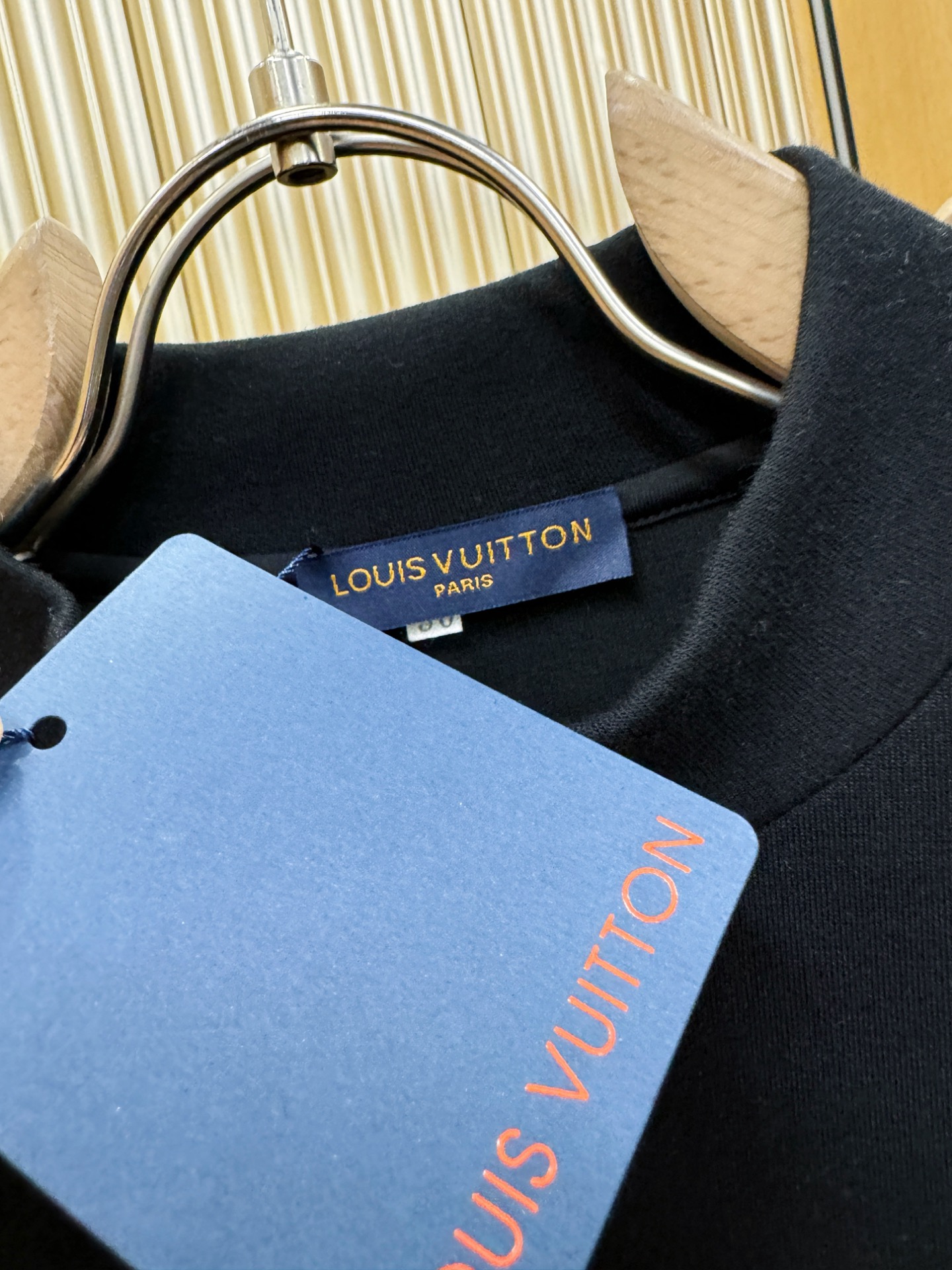 LV 2025ss秋冬新品 长袖T恤，经典Logo设计，百搭款 官网同步发售 定制面料，柔软细腻 舒适透