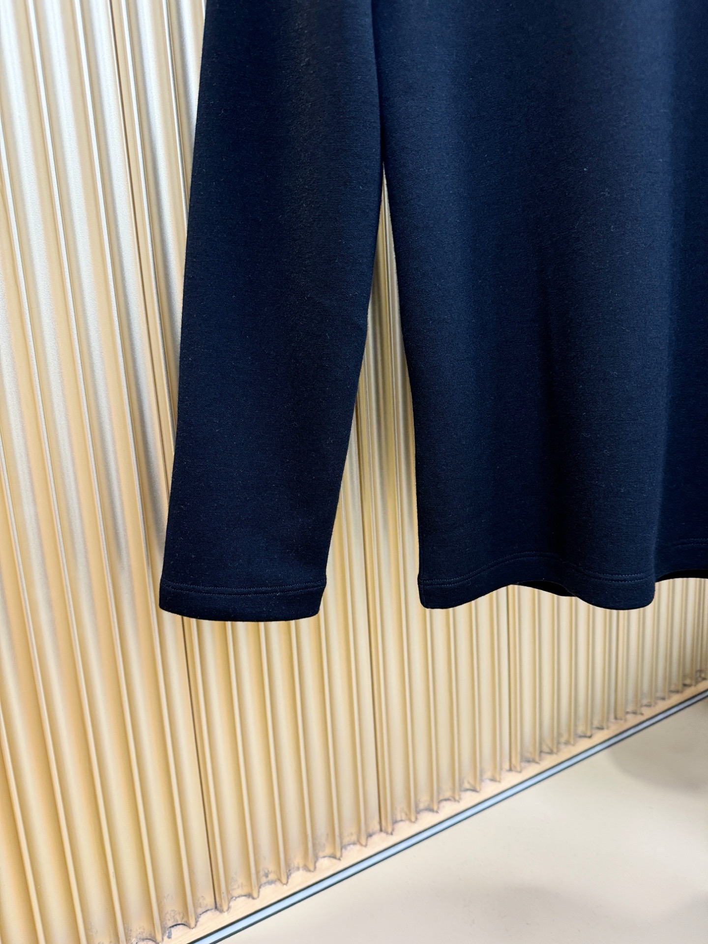 LV 2025ss秋冬新品 长袖T恤，经典Logo设计，百搭款 官网同步发售 定制面料，柔软细腻 舒适透