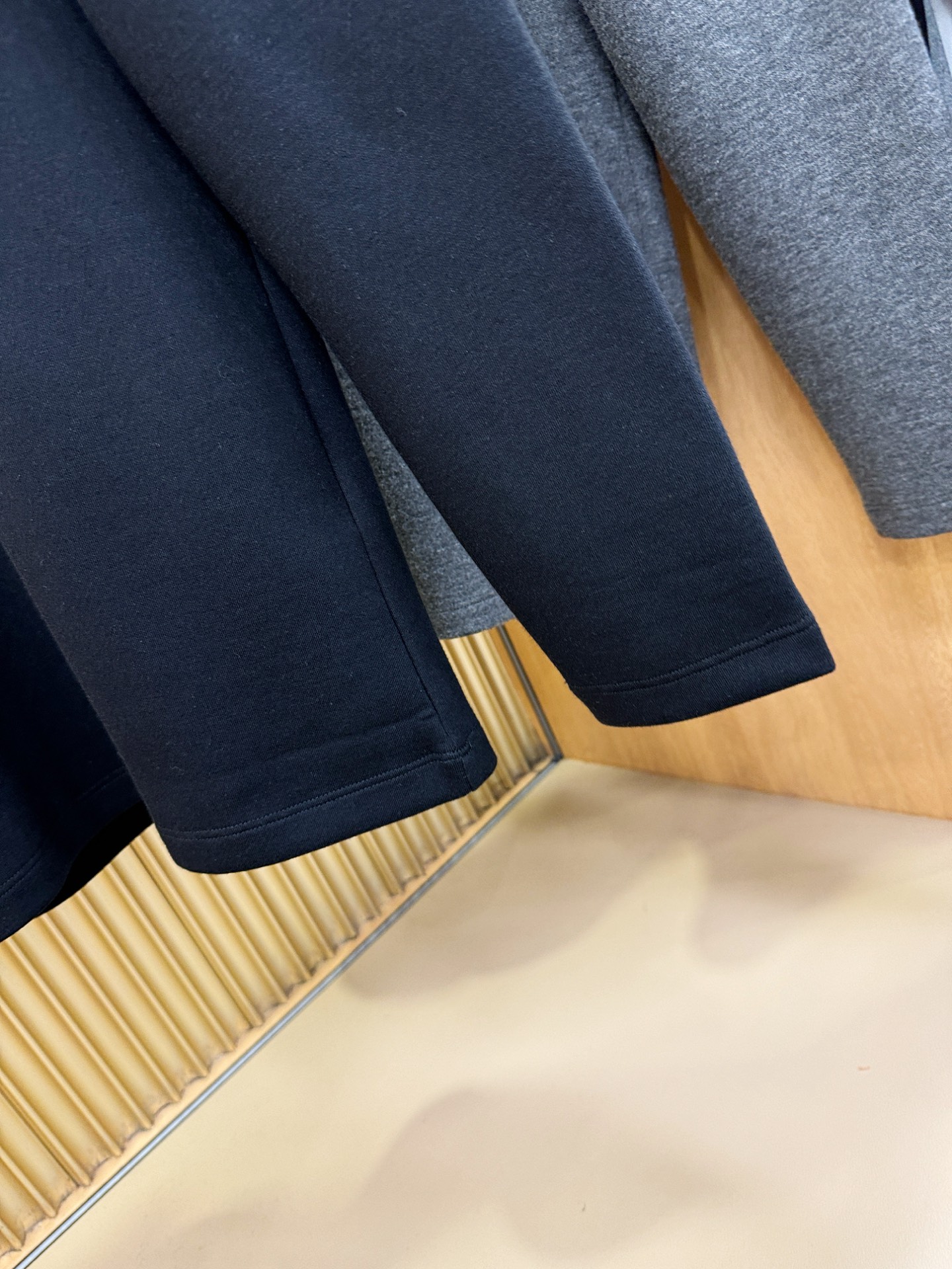 LV 2025ss秋冬新品 长袖T恤，经典Logo设计，百搭款 官网同步发售 定制面料，柔软细腻 舒适透