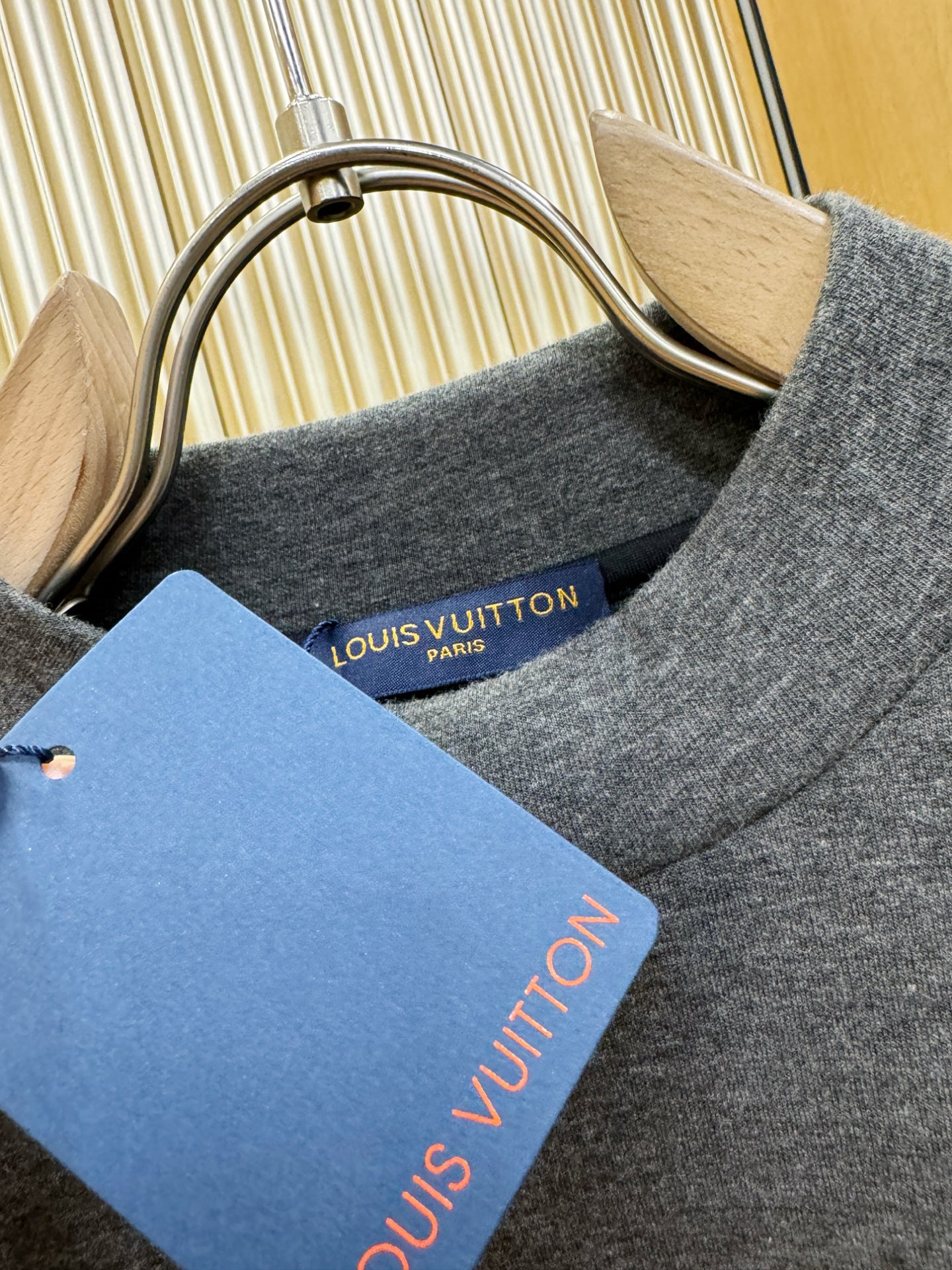 LV 2025ss秋冬新品 长袖T恤，经典Logo设计，百搭款 官网同步发售 定制面料，柔软细腻 舒适透