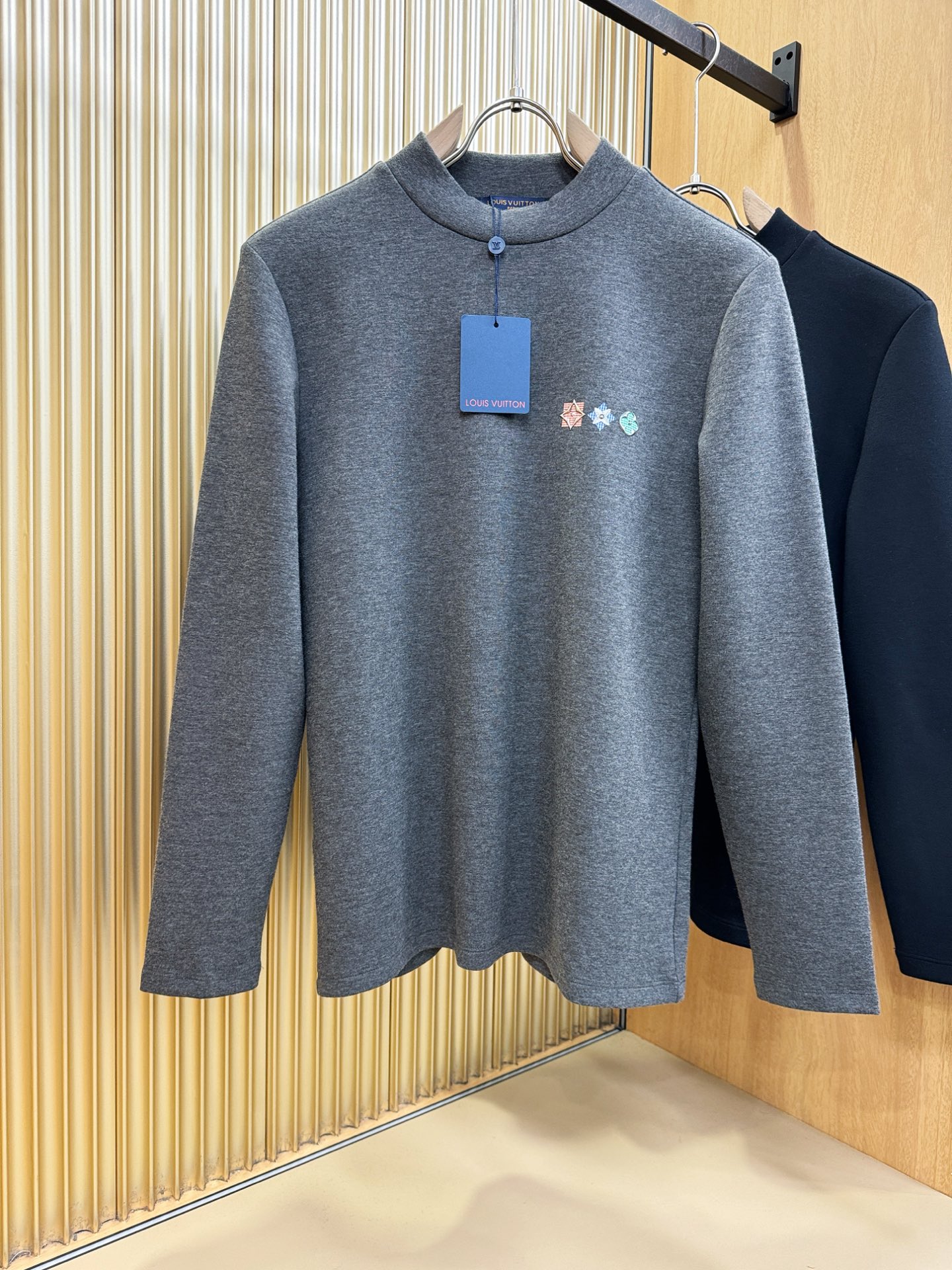 LV 2025ss秋冬新品 长袖T恤，经典Logo设计，百搭款 官网同步发售 定制面料，柔软细腻 舒适透