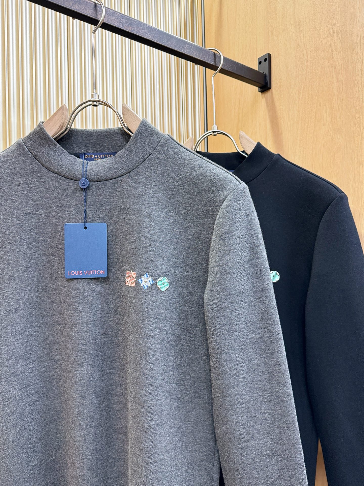 LV 2025ss秋冬新品 长袖T恤，经典Logo设计，百搭款 官网同步发售 定制面料，柔软细腻 舒适透