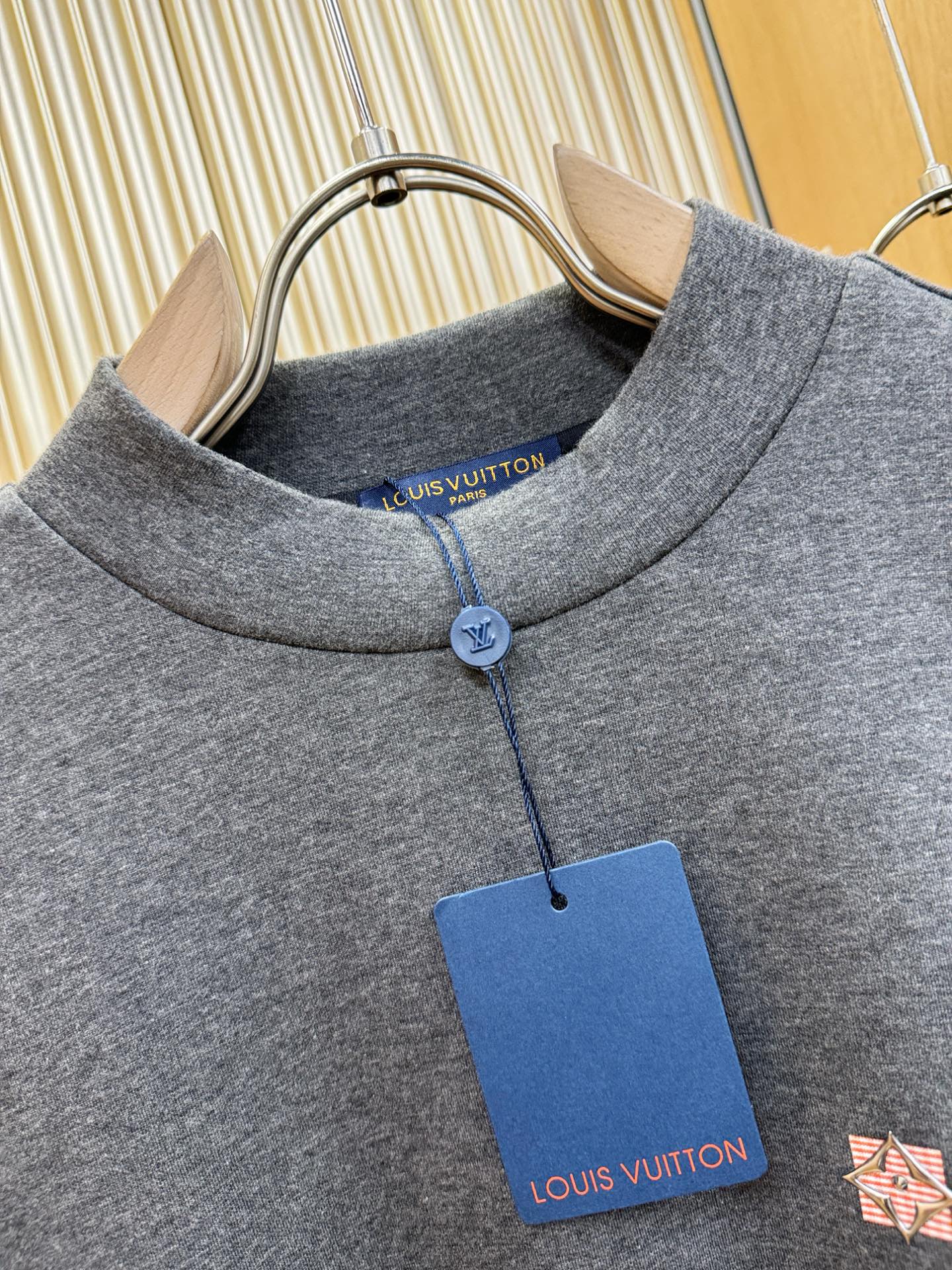 LV 2025ss秋冬新品 长袖T恤，经典Logo设计，百搭款 官网同步发售 定制面料，柔软细腻 舒适透