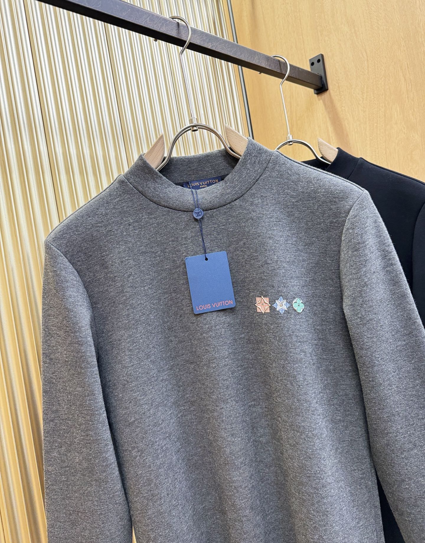 LV 2025ss秋冬新品 长袖T恤，经典Logo设计，百搭款 官网同步发售 定制面料，柔软细腻 舒适透