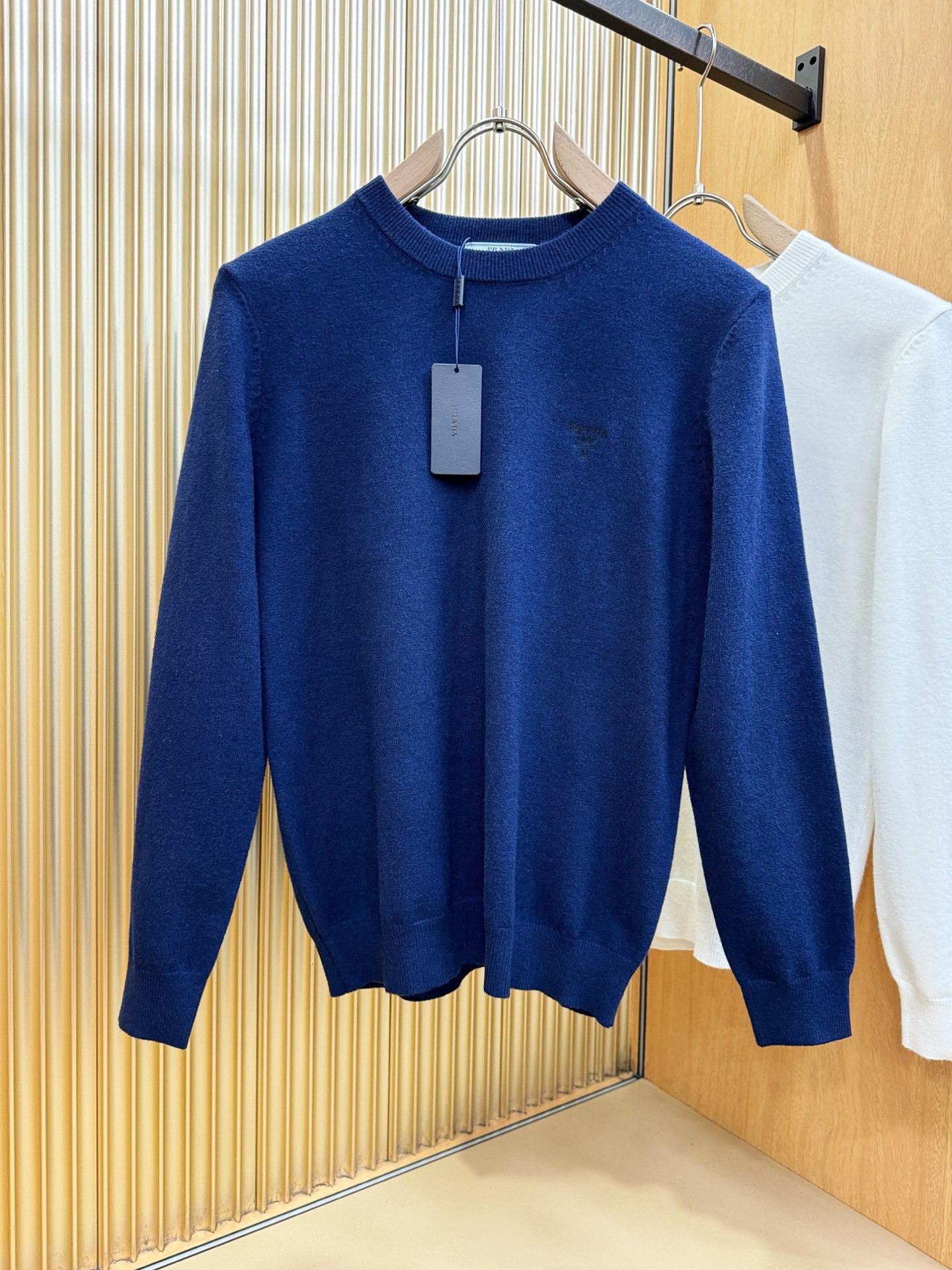 PRADA 普拉达 2025新款毛衣，胸前logo设计！贸易公司渠道稀出，同步官网发售！秋冬系列经典设计