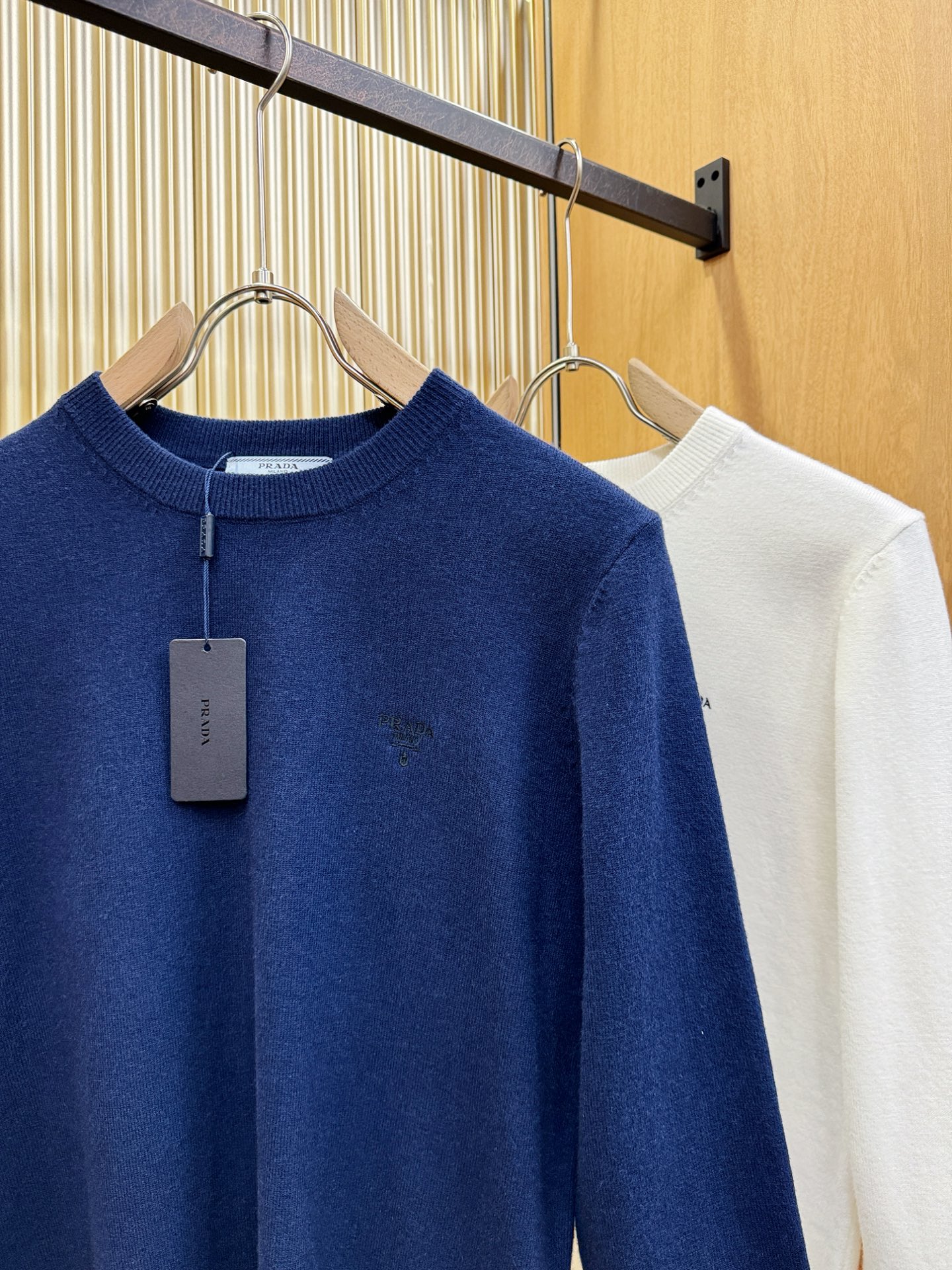 PRADA 普拉达 2025新款毛衣，胸前logo设计！贸易公司渠道稀出，同步官网发售！秋冬系列经典设计