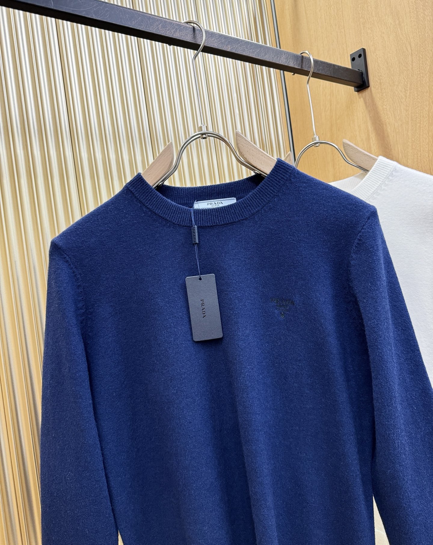 PRADA 普拉达 2025新款毛衣，胸前logo设计！贸易公司渠道稀出，同步官网发售！秋冬系列经典设计