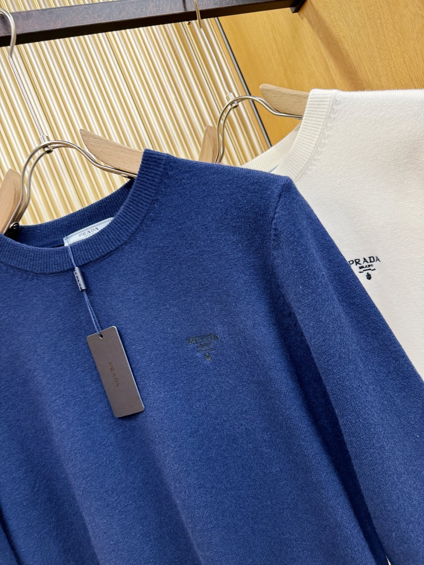 PRADA 普拉达 2025新款毛衣，胸前logo设计！贸易公司渠道稀出，同步官网发售！秋冬系列经典设计