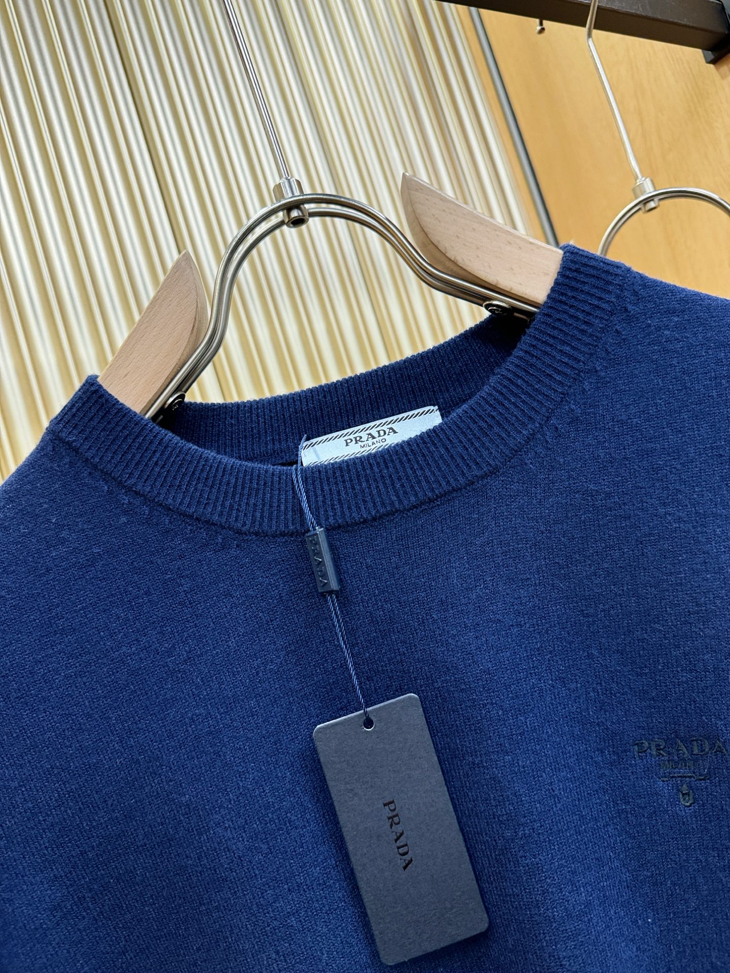 PRADA 普拉达 2025新款毛衣，胸前logo设计！贸易公司渠道稀出，同步官网发售！秋冬系列经典设计