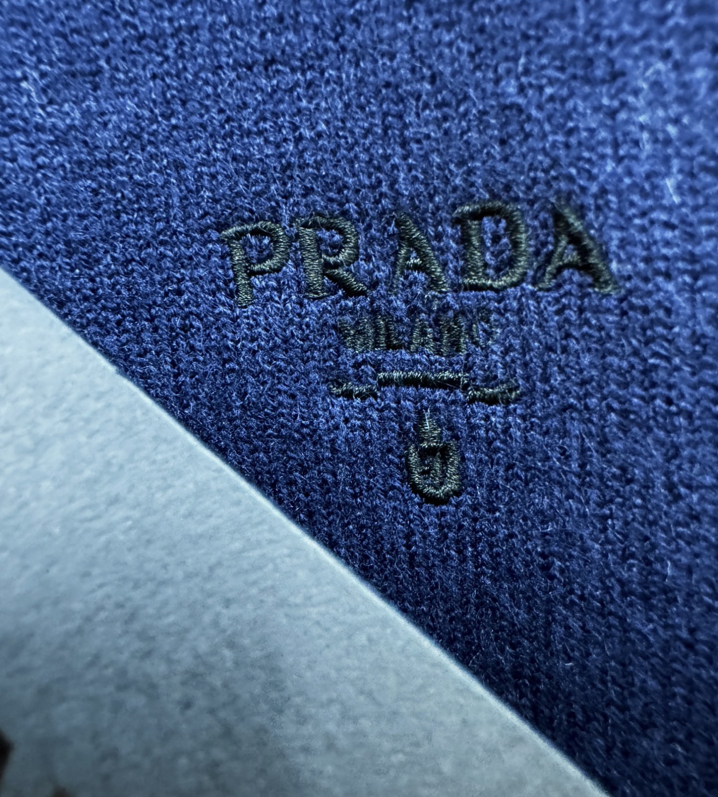 PRADA 普拉达 2025新款毛衣，胸前logo设计！贸易公司渠道稀出，同步官网发售！秋冬系列经典设计