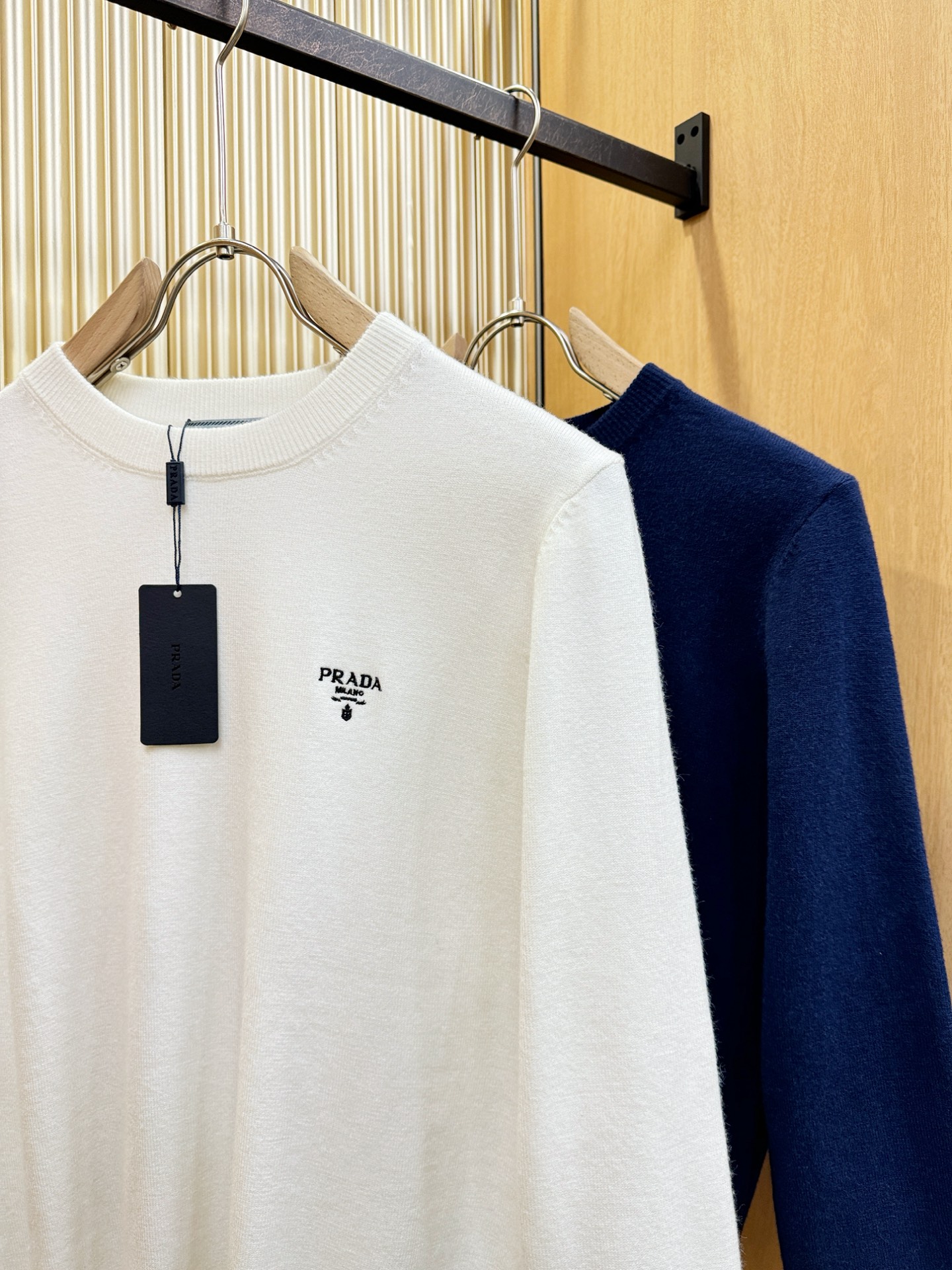 PRADA 普拉达 2025新款毛衣，胸前logo设计！贸易公司渠道稀出，同步官网发售！秋冬系列经典设计