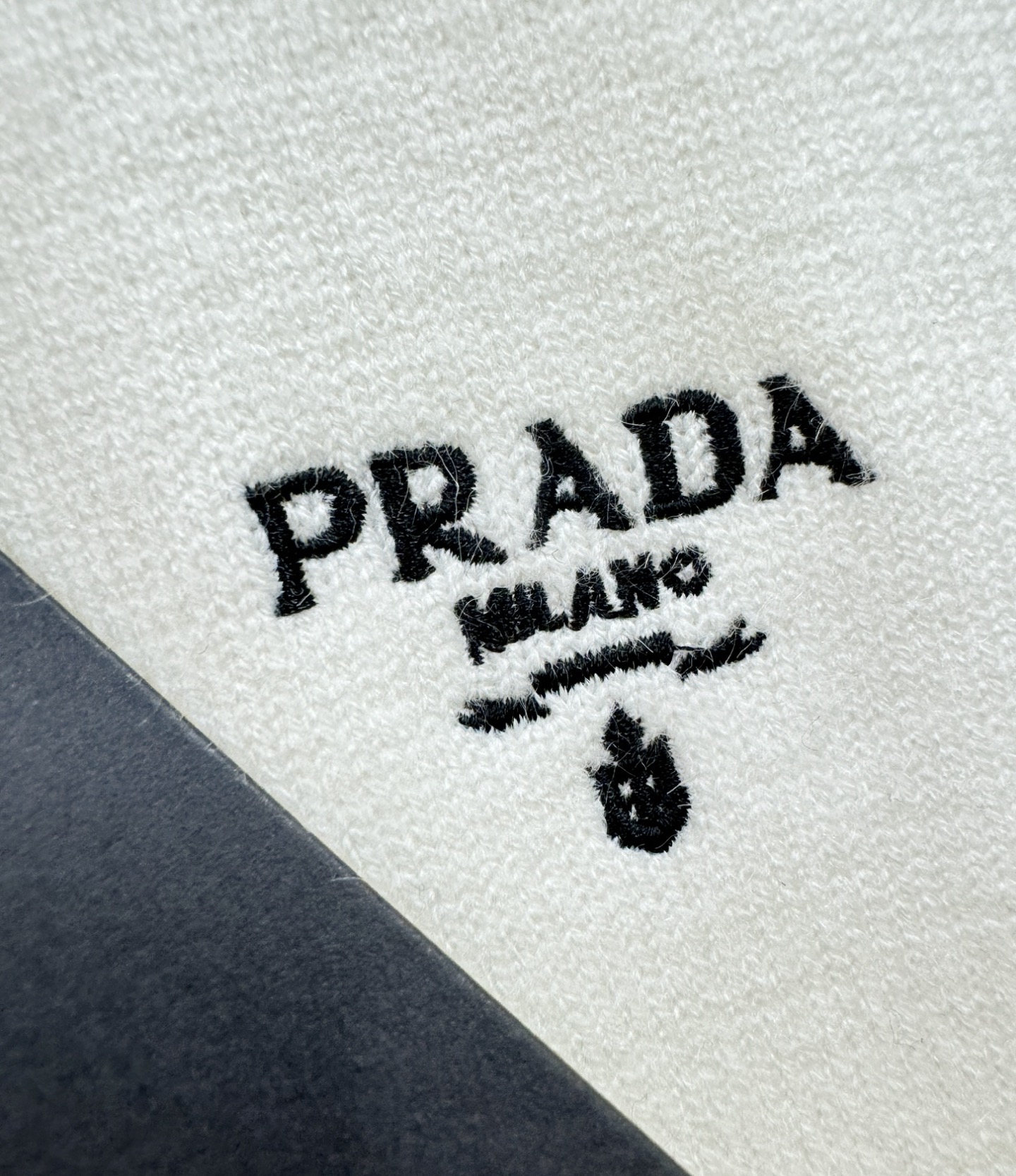 PRADA 普拉达 2025新款毛衣，胸前logo设计！贸易公司渠道稀出，同步官网发售！秋冬系列经典设计