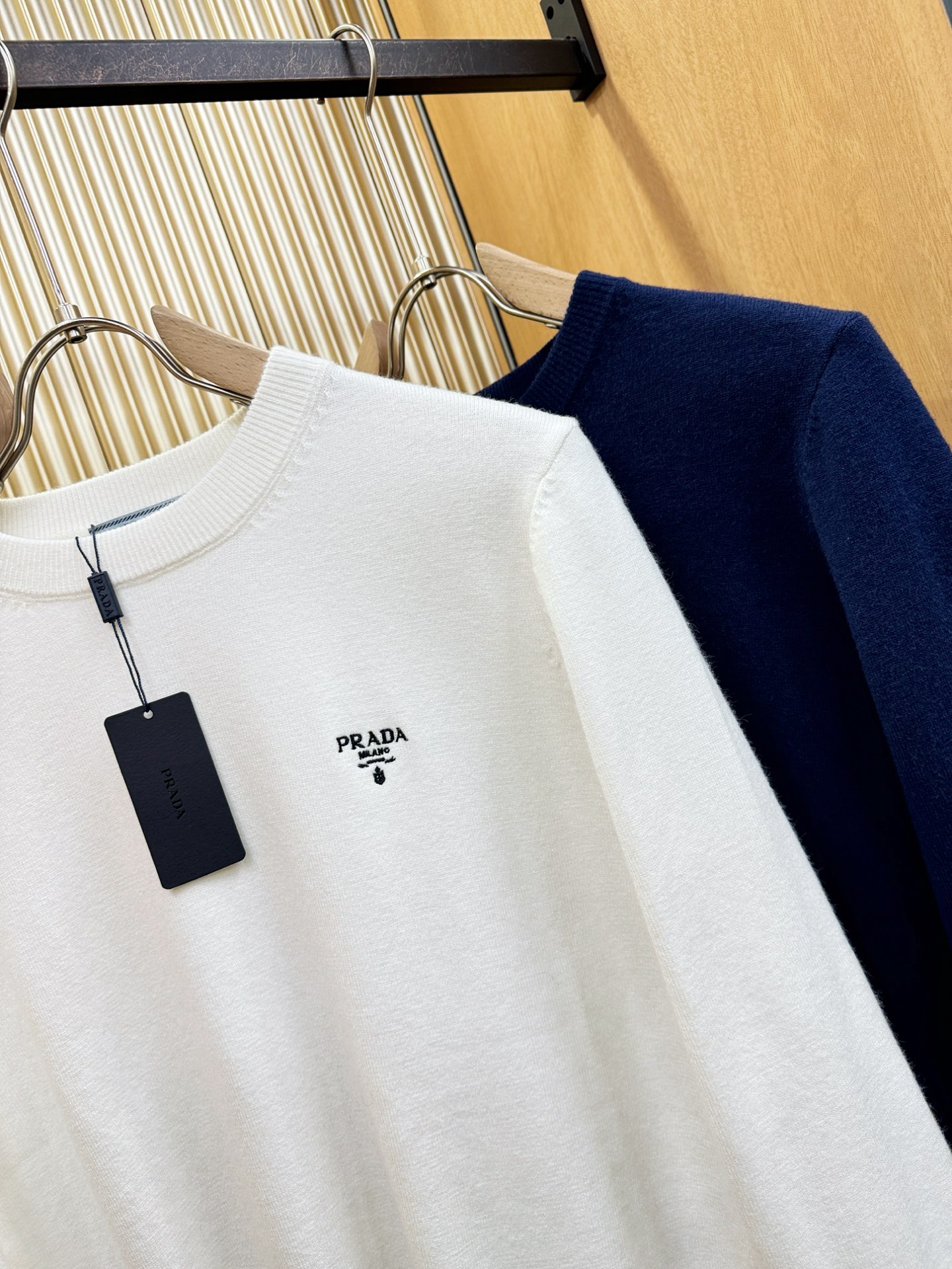 PRADA 普拉达 2025新款毛衣，胸前logo设计！贸易公司渠道稀出，同步官网发售！秋冬系列经典设计