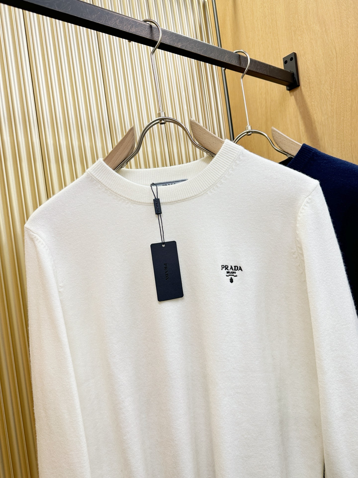 PRADA 普拉达 2025新款毛衣，胸前logo设计！贸易公司渠道稀出，同步官网发售！秋冬系列经典设计