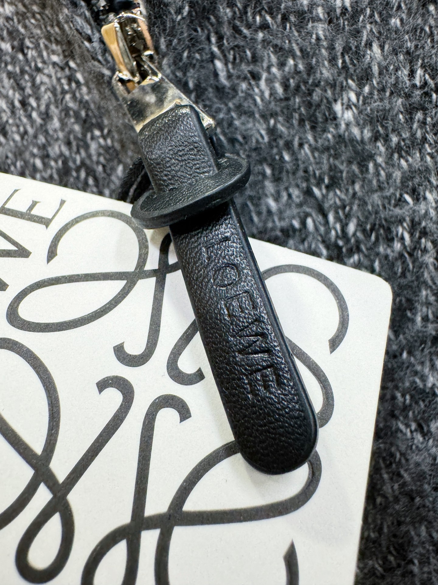 LOEWE罗意威 2025新款毛衣，胸前logo设计！贸易公司渠道稀出，同步官网发售！秋冬系列经典设计！