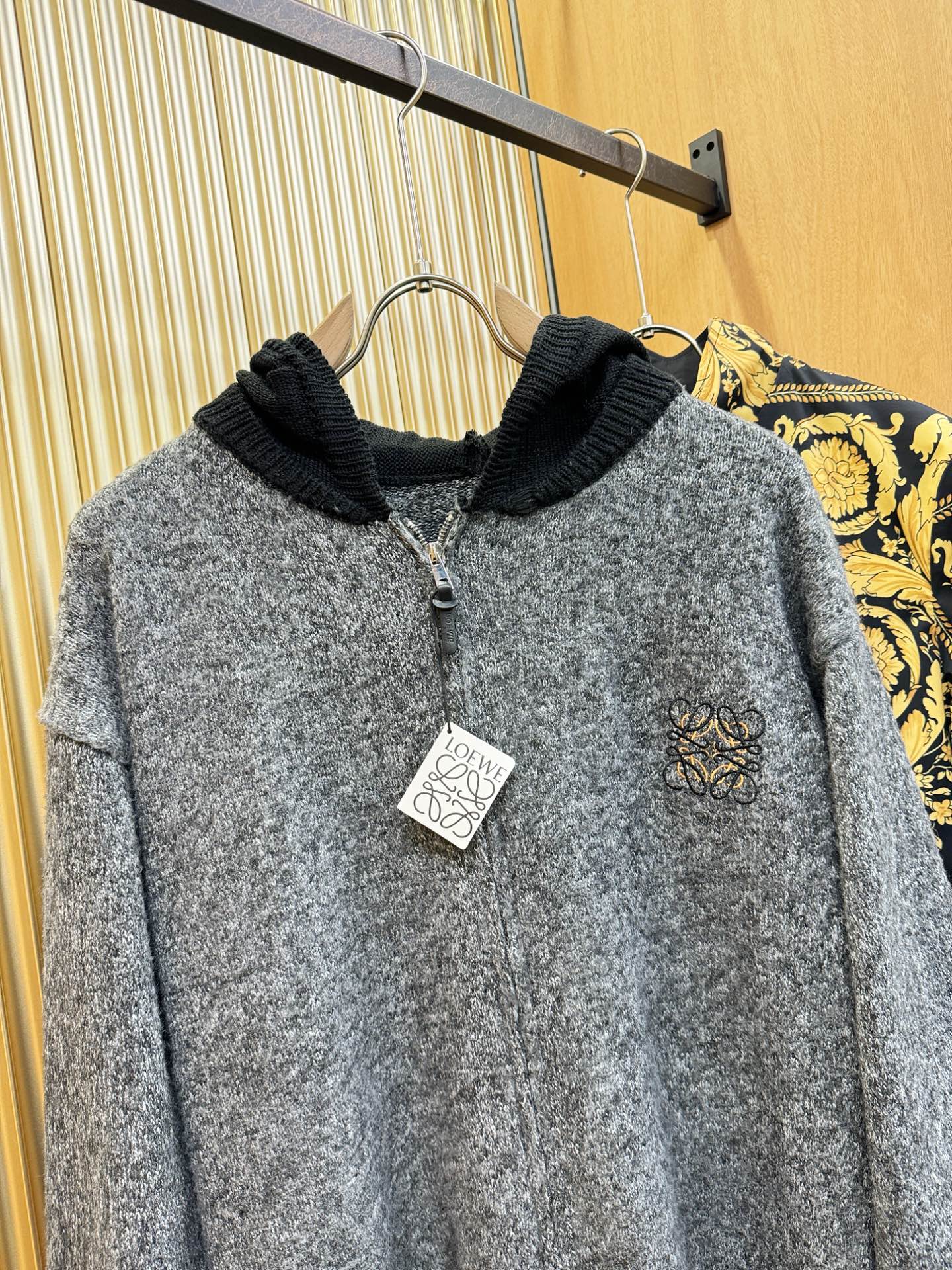 LOEWE罗意威 2025新款毛衣，胸前logo设计！贸易公司渠道稀出，同步官网发售！秋冬系列经典设计！