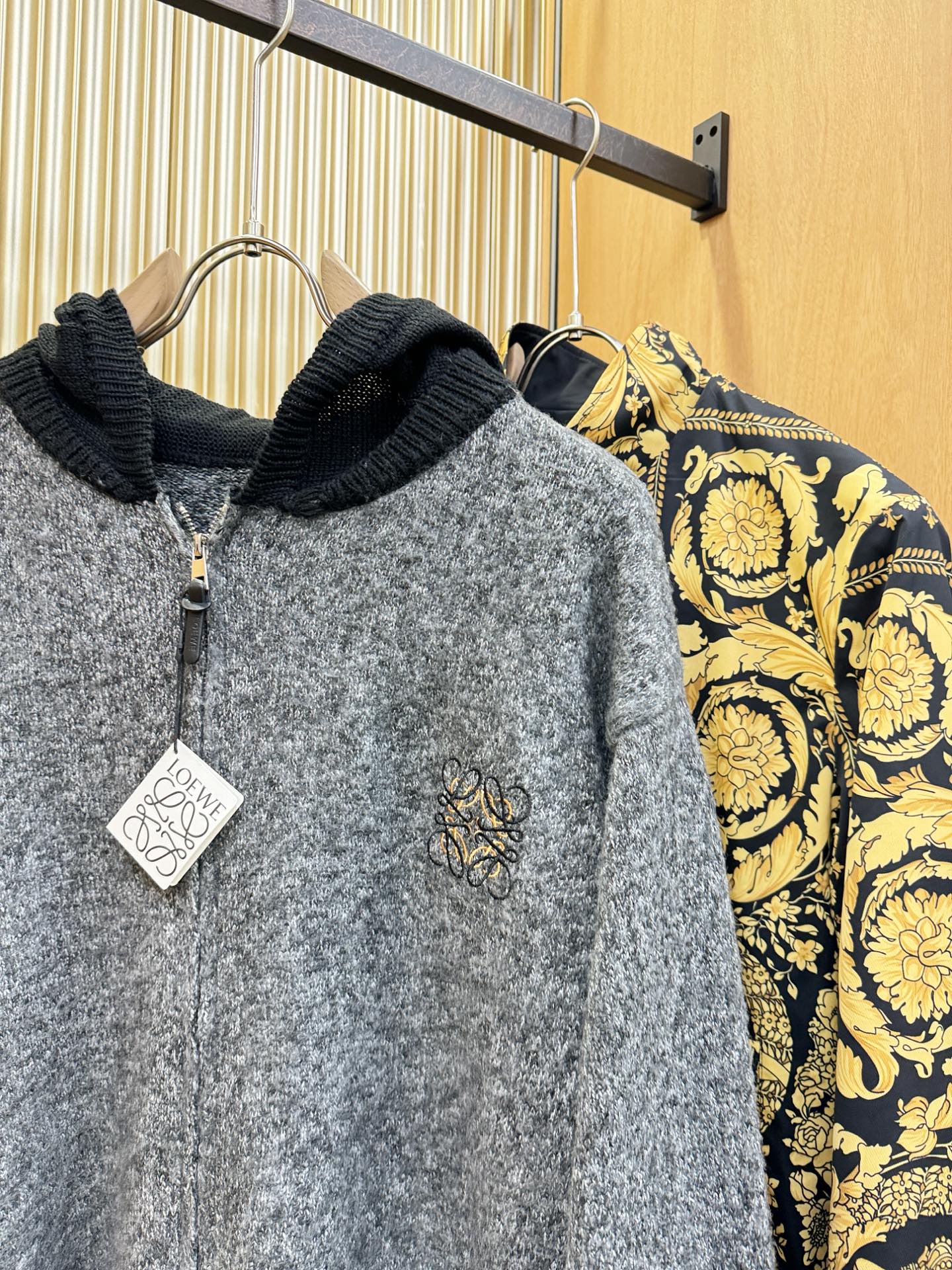 LOEWE罗意威 2025新款毛衣，胸前logo设计！贸易公司渠道稀出，同步官网发售！秋冬系列经典设计！