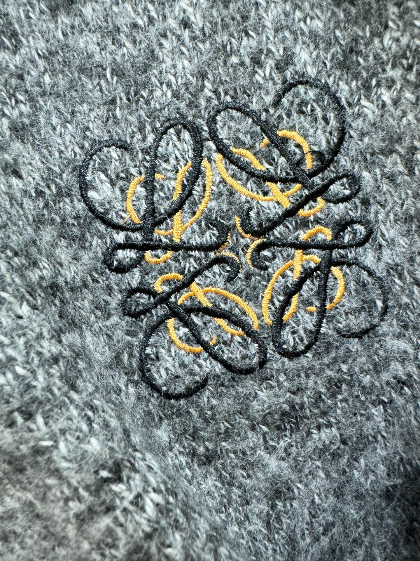 LOEWE罗意威 2025新款毛衣，胸前logo设计！贸易公司渠道稀出，同步官网发售！秋冬系列经典设计！