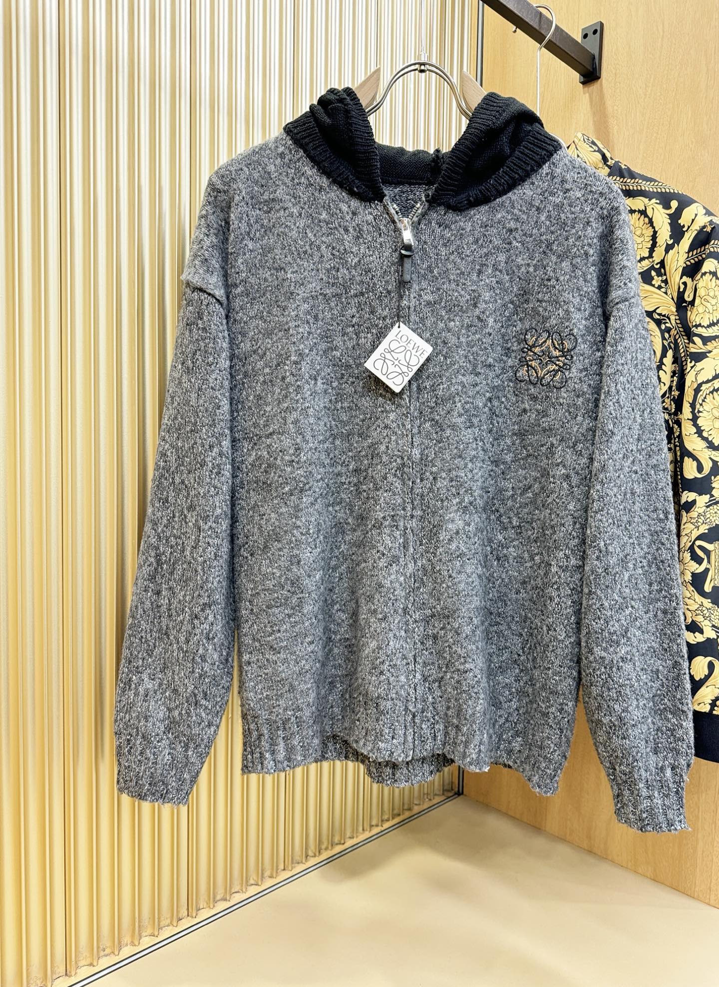 LOEWE罗意威 2025新款毛衣，胸前logo设计！贸易公司渠道稀出，同步官网发售！秋冬系列经典设计！