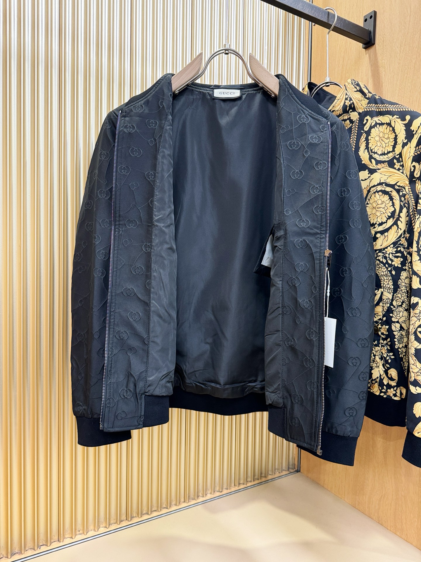 Gucci古奇 2025秋冬新款夹克外套，原单狠货 意大利进口面料时尚夹克外套。欧洲专柜同步，上身更随意