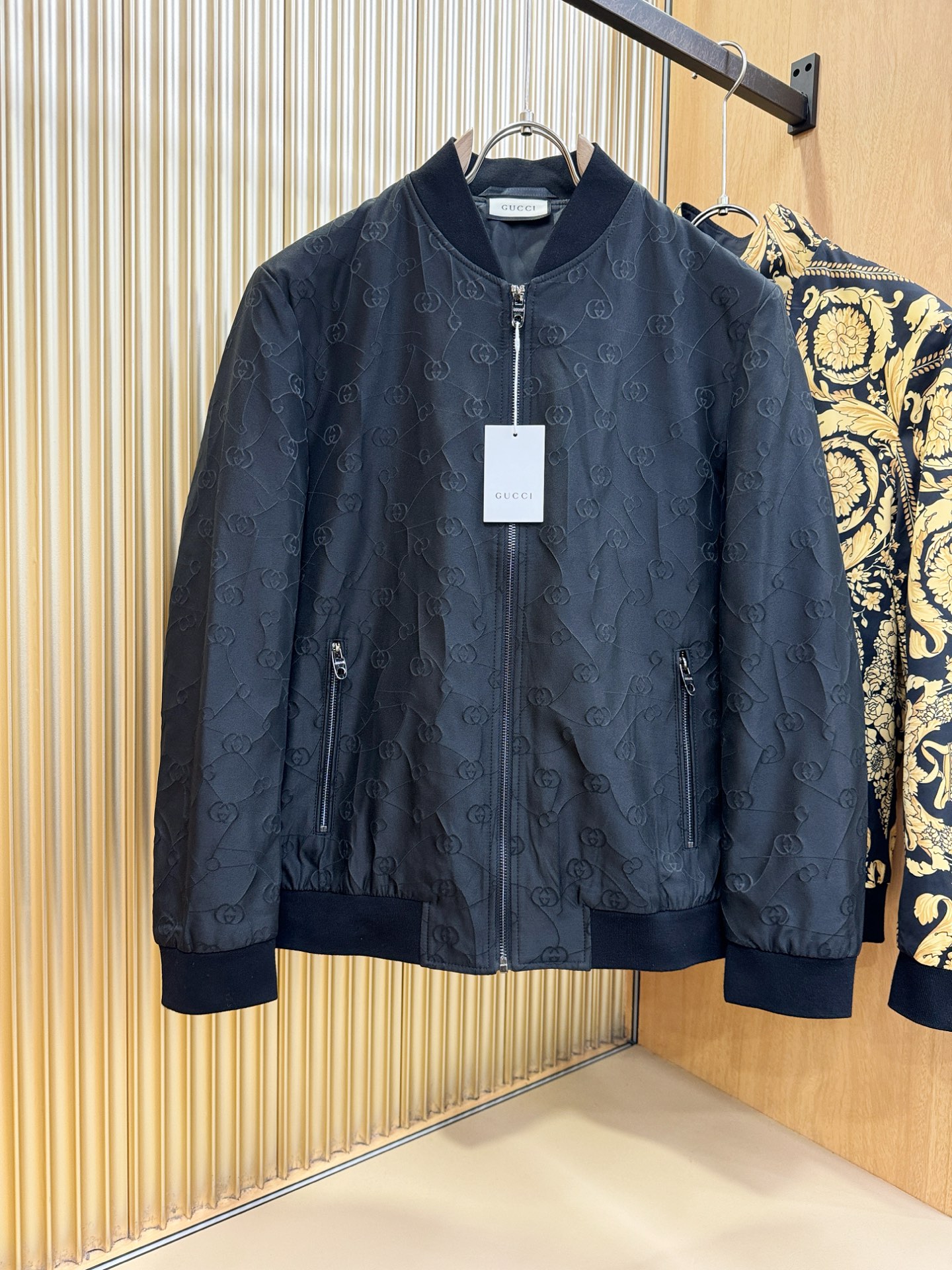 Gucci古奇 2025秋冬新款夹克外套，原单狠货 意大利进口面料时尚夹克外套。欧洲专柜同步，上身更随意