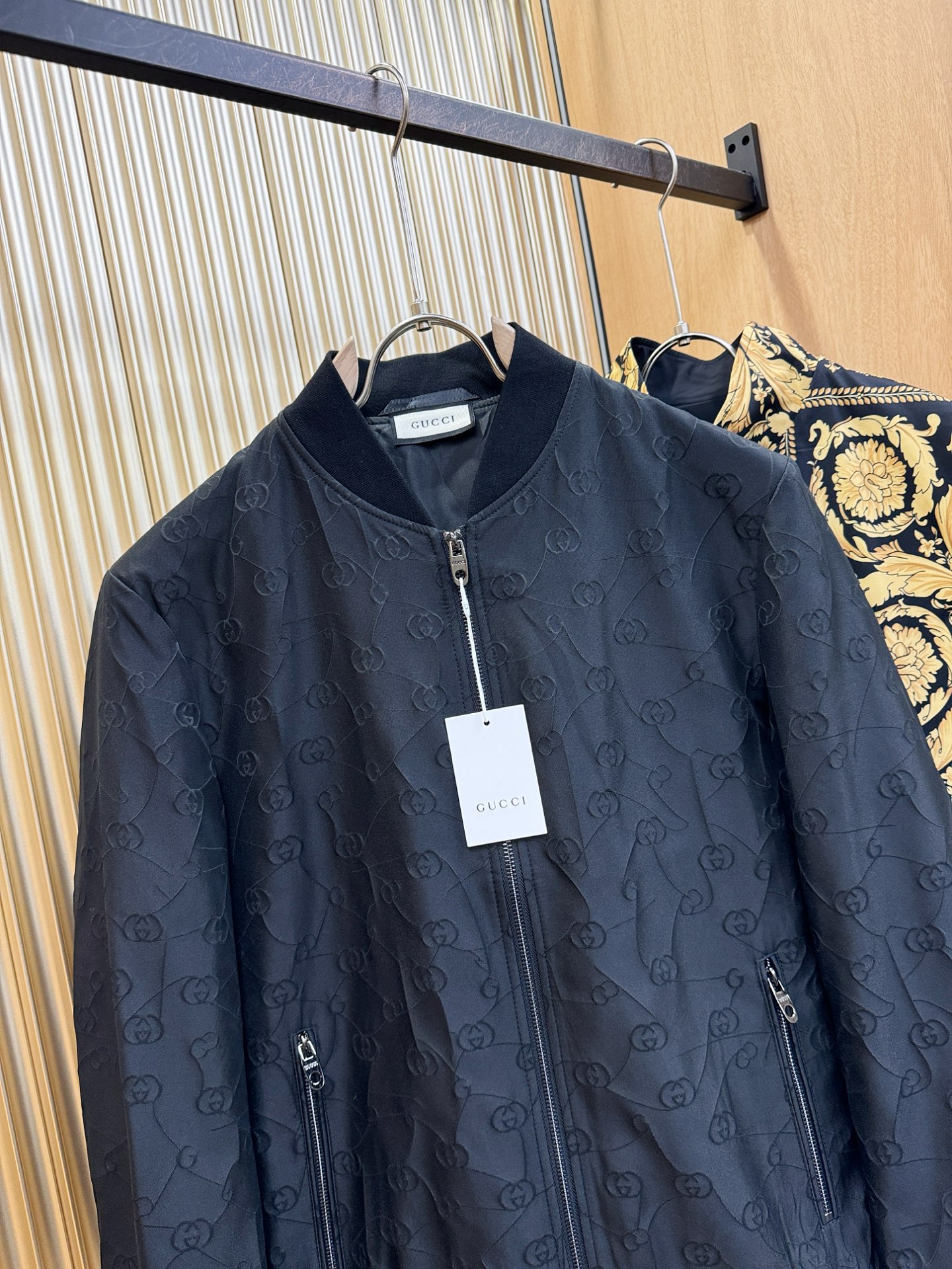 Gucci古奇 2025秋冬新款夹克外套，原单狠货 意大利进口面料时尚夹克外套。欧洲专柜同步，上身更随意