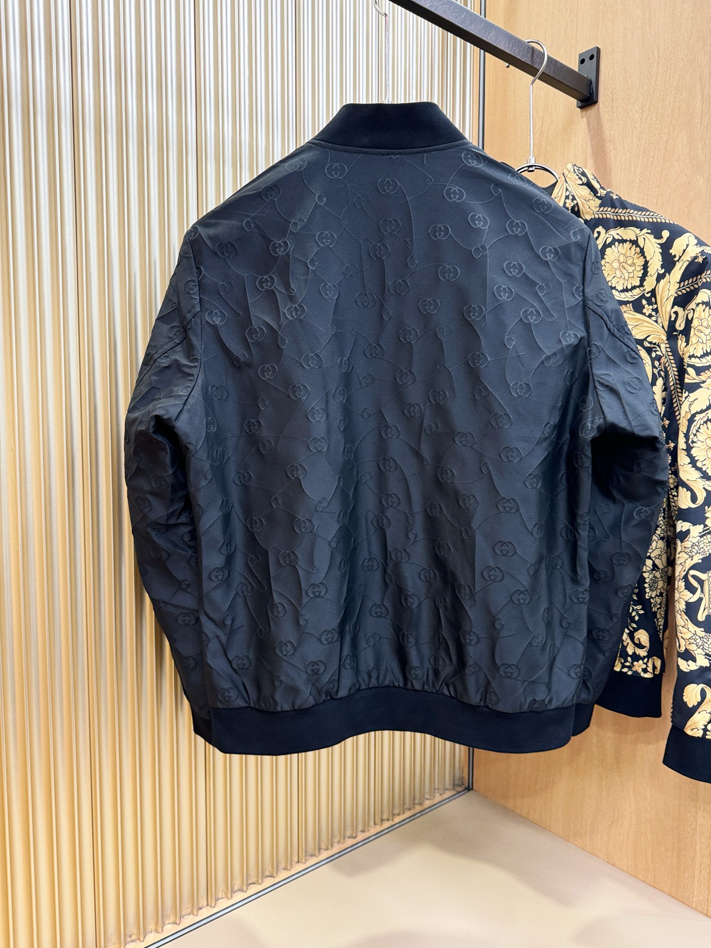 Gucci古奇 2025秋冬新款夹克外套，原单狠货 意大利进口面料时尚夹克外套。欧洲专柜同步，上身更随意