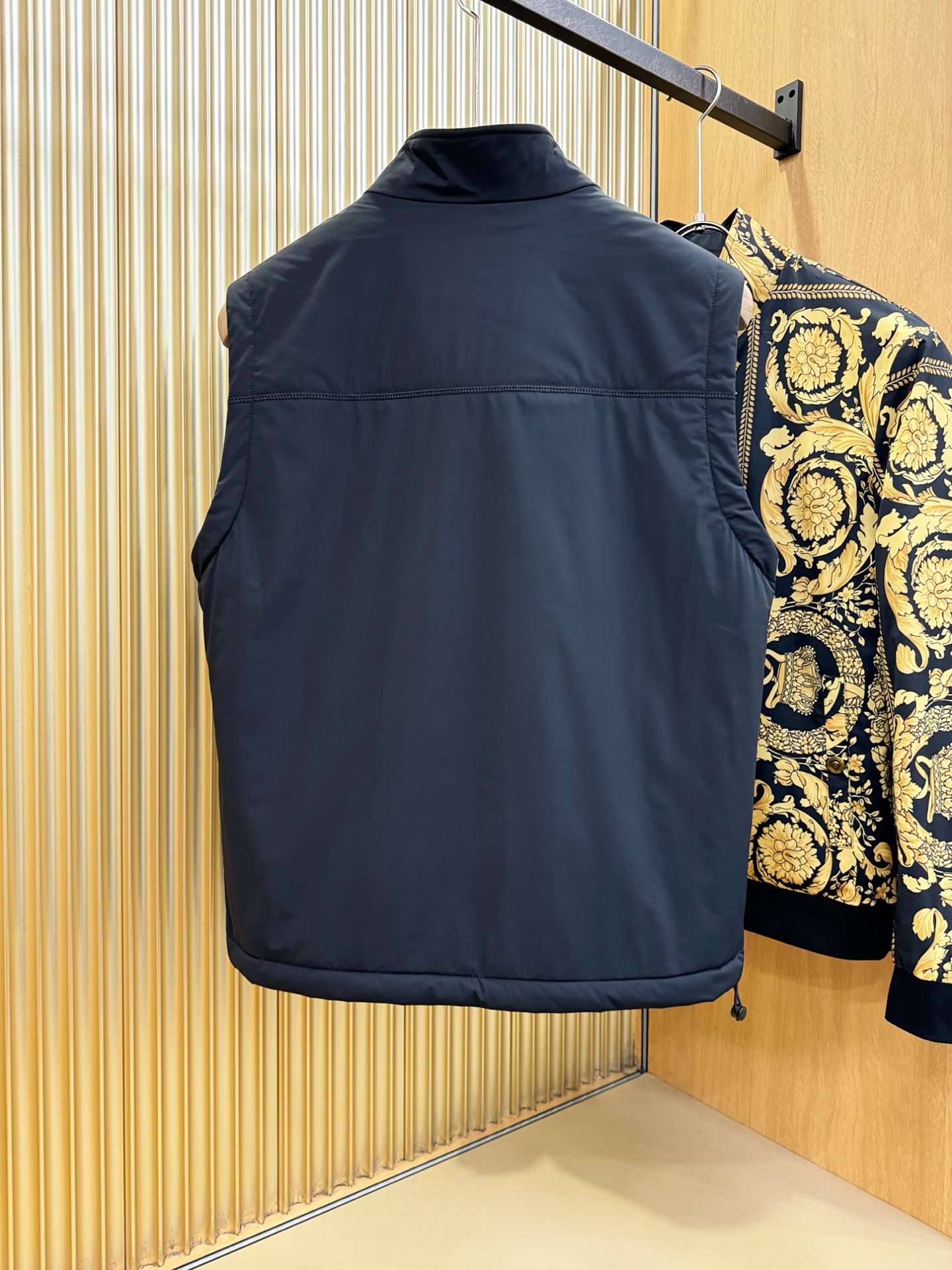 Loro Piana诺悠翩雅 2025秋冬新款马甲，内里加棉加厚保暖，立体有型，辨识度高，独一无二的混合