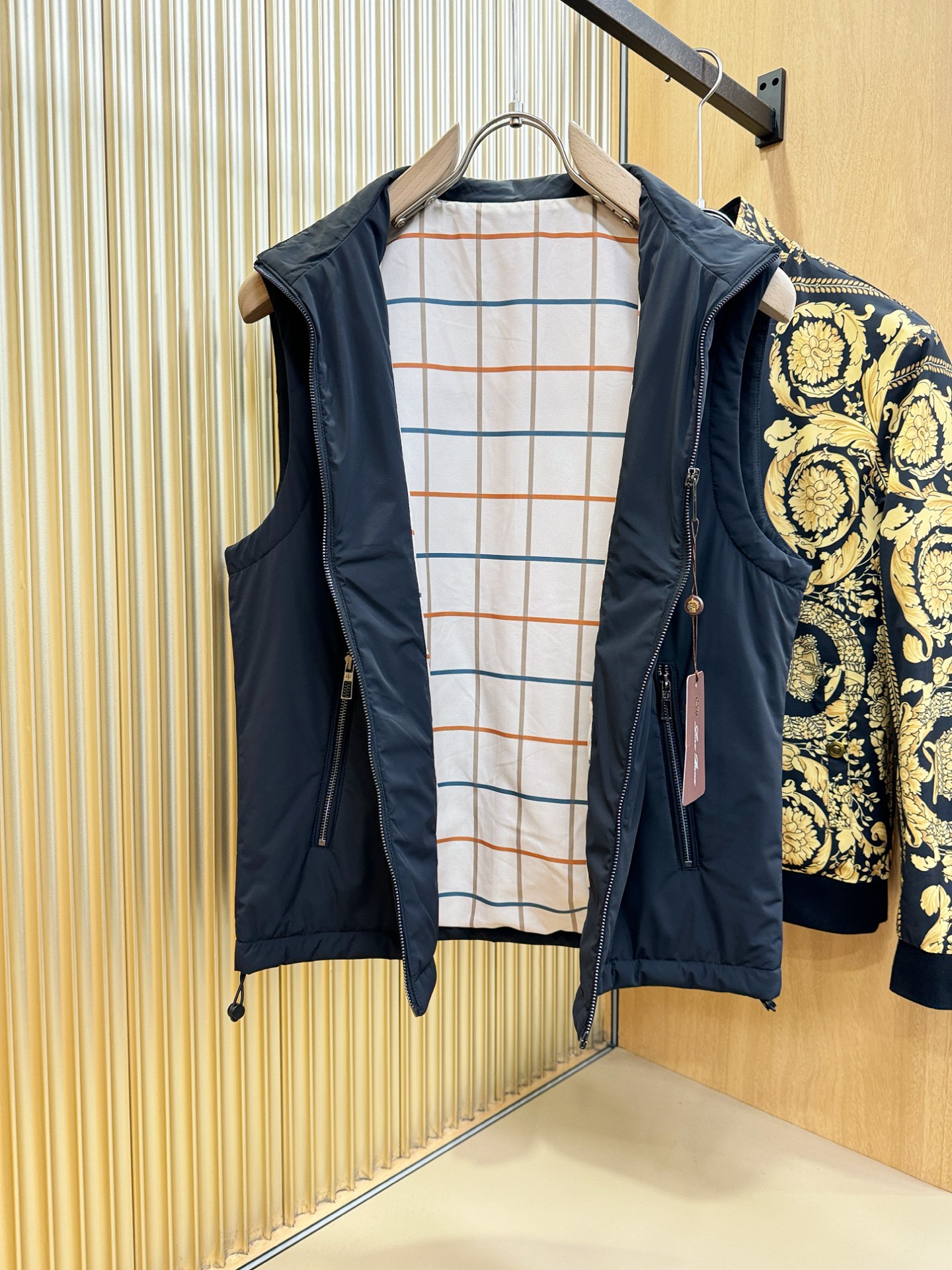 Loro Piana诺悠翩雅 2025秋冬新款马甲，内里加棉加厚保暖，立体有型，辨识度高，独一无二的混合