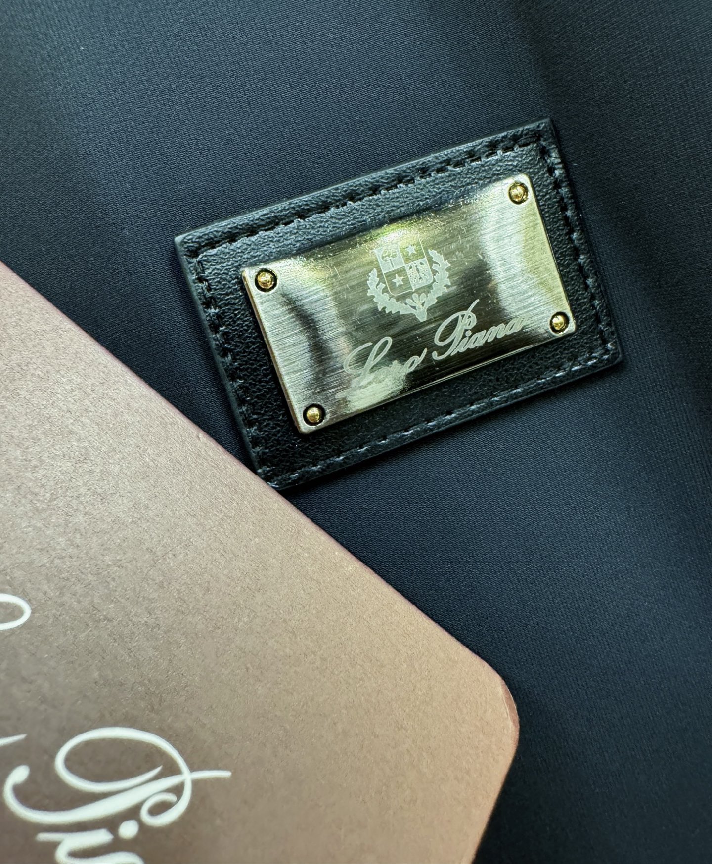 Loro Piana诺悠翩雅 2025秋冬新款马甲，内里加棉加厚保暖，立体有型，辨识度高，独一无二的混合