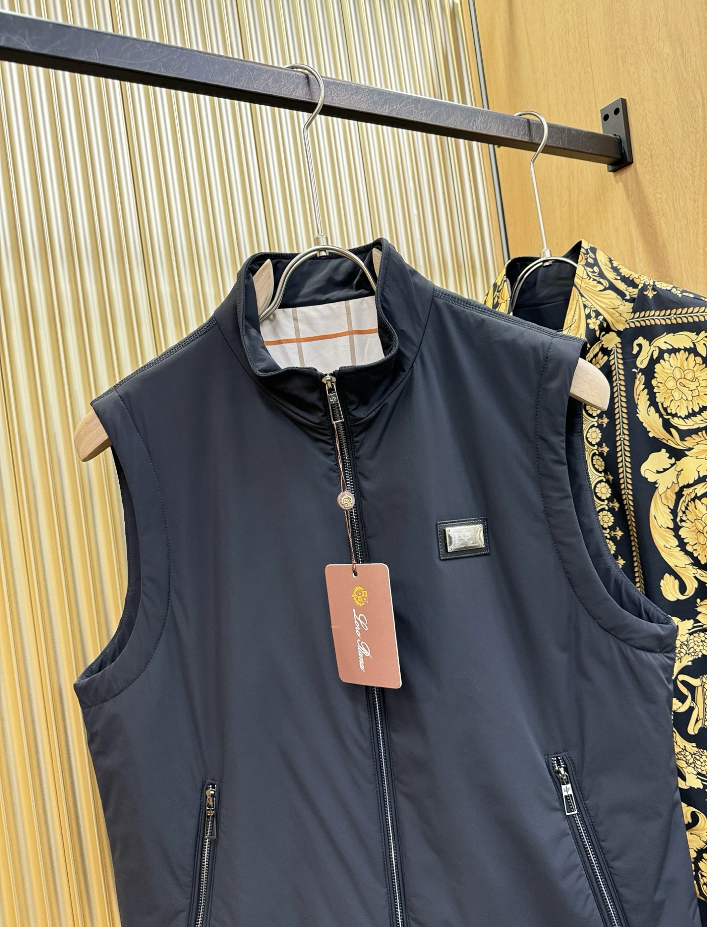 Loro Piana诺悠翩雅 2025秋冬新款马甲，内里加棉加厚保暖，立体有型，辨识度高，独一无二的混合